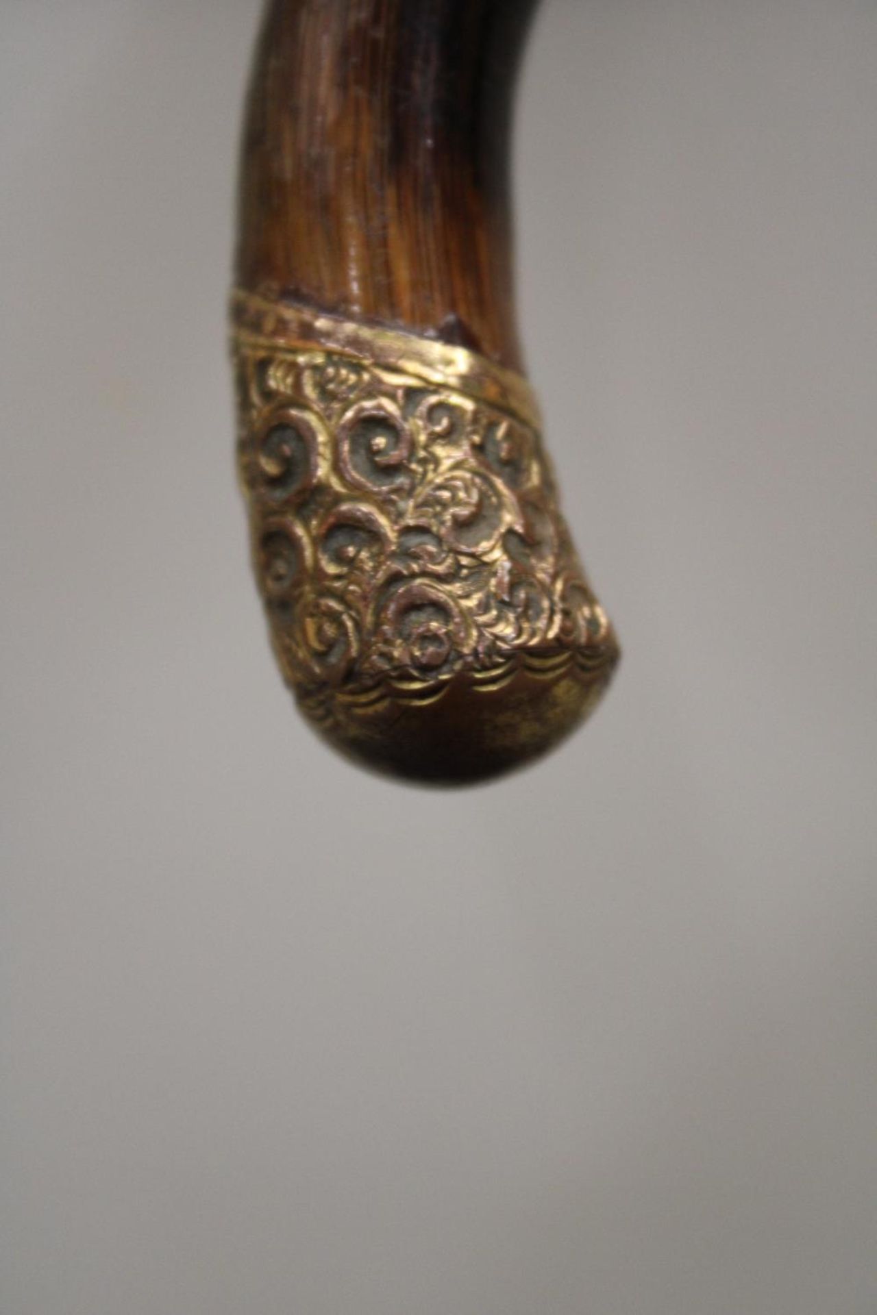 A VINTAGE WALKING STICK WITH 9 CARAT GOLD FINIALS - Image 4 of 4