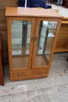 A MODERN TWO DOOR GLAZED DISPLAY CABINET WITH DRAWER TO BASE, 29" WIDE