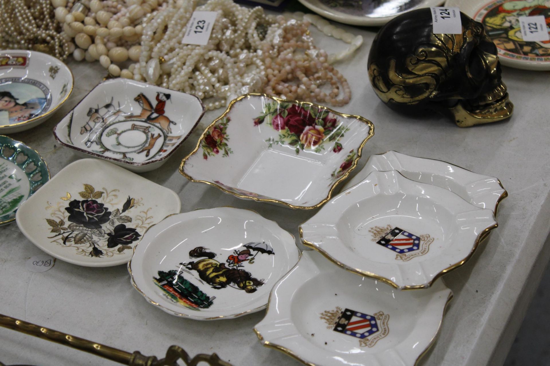 A QUANTITY OF CERAMIC AND CHINA PIN TRAYS TO INCLUDE ROYAL ALBERT 'OLD COUNTRY ROSES', ETC - Image 5 of 6