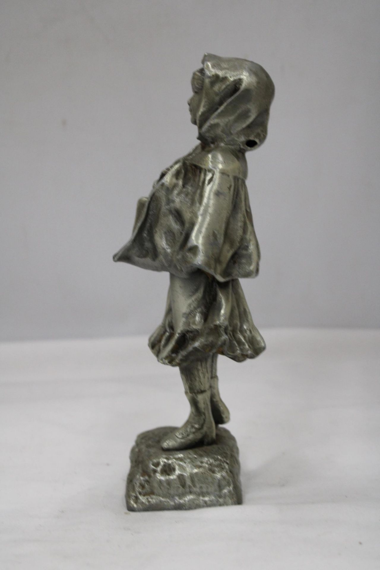 A WHITE METAL FIGURE OF A GIRL, SIGNED 'TREMO', FRANCE, HEIGHT 24CM - Bild 3 aus 5