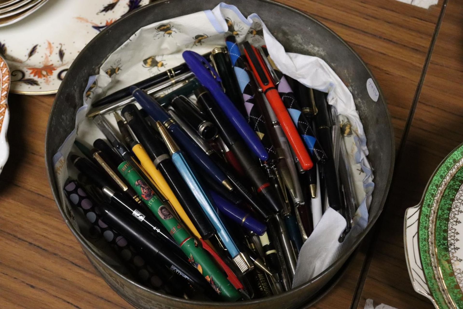 A LARGE COLLECTION OF VINTAGE FOUNTAIN AND BALLPOINT PENS - Image 4 of 4