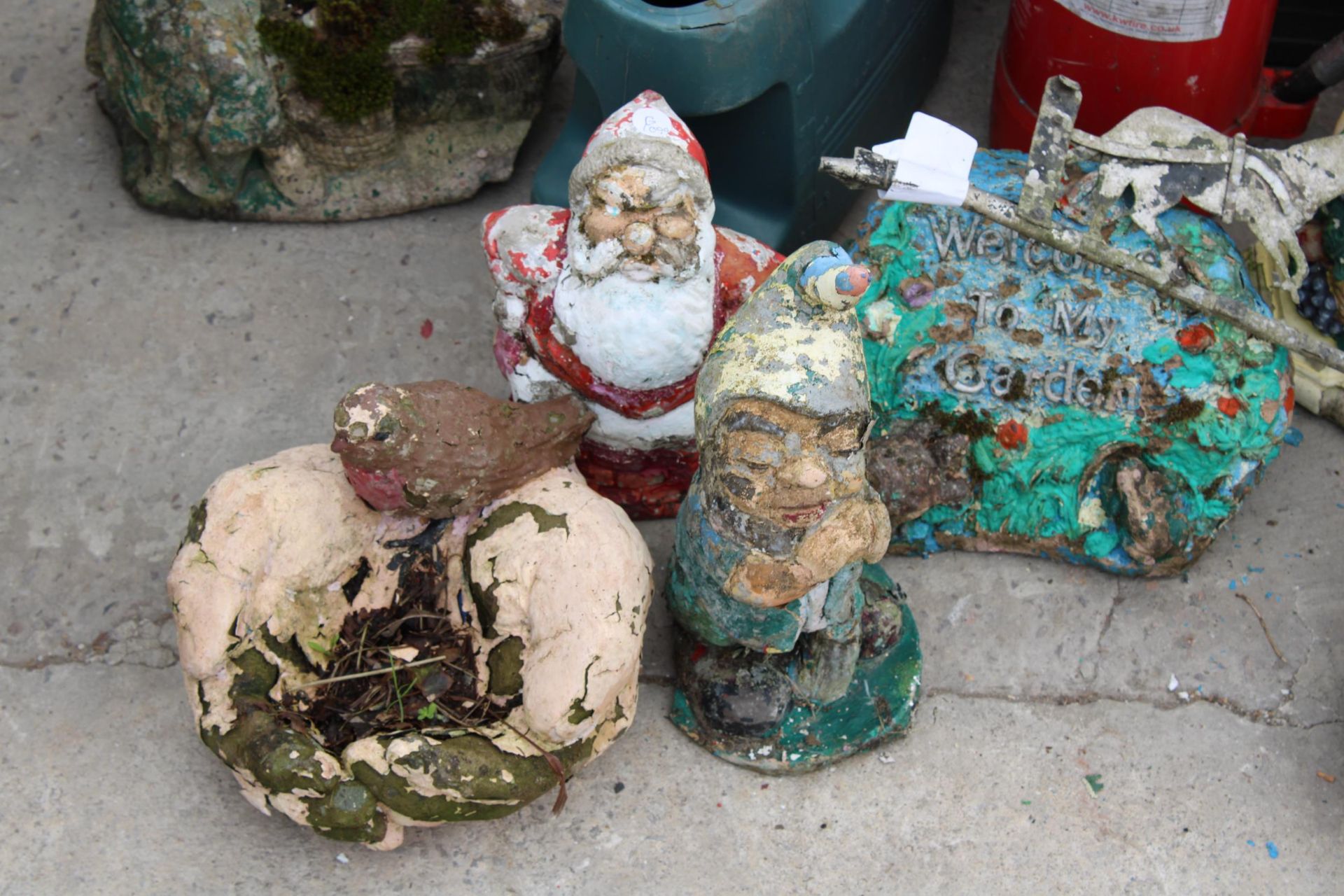 AN ASSORTMENT OF GARDEN ITEMS TO INCLUDE SIGNS, GNOMES AND WATERING CANS ETC - Image 3 of 5