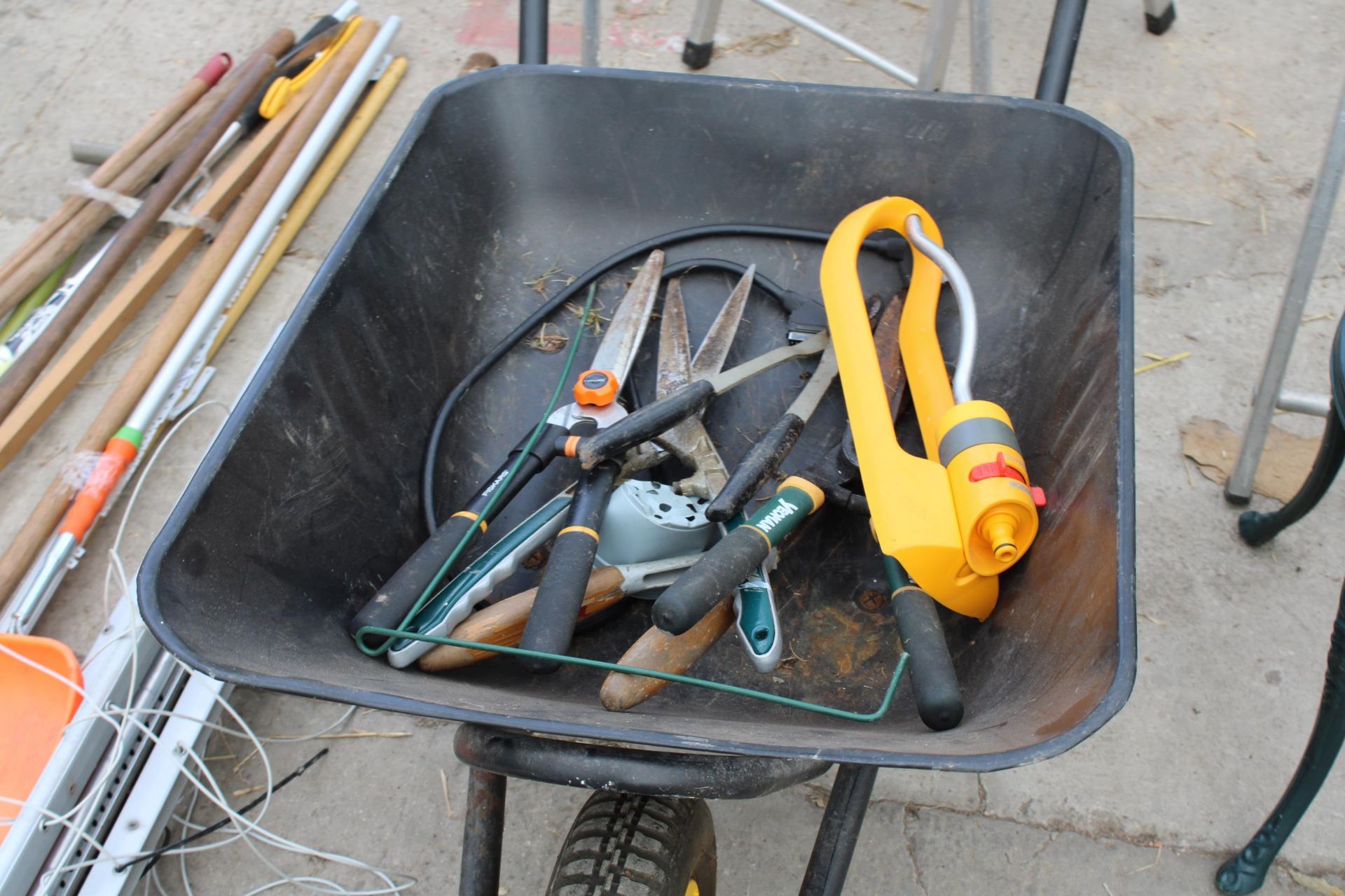 AN ASSORTMENT OF GARDEN TOOLS TO INCLUDE A WHEEL BARROW, A WASHING LINE AND BRUSHES ETC - Image 3 of 5