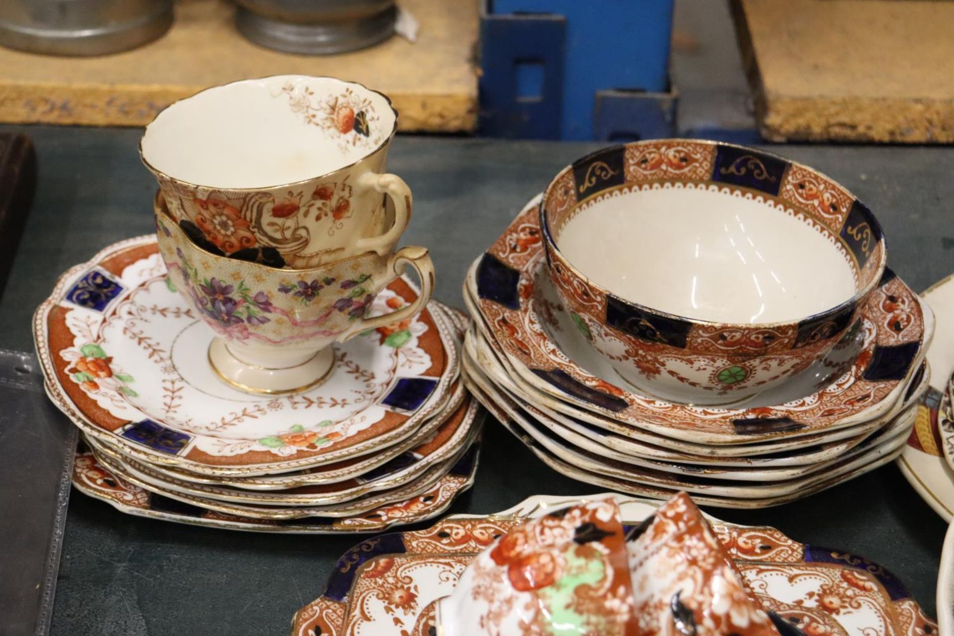 A COLLECTION OF PLATES TO INCLUDE THREE LIMOGUES ETC AND A VINTAGE CARLISLE TEA SET TO INCLUDE CUPS, - Bild 5 aus 6