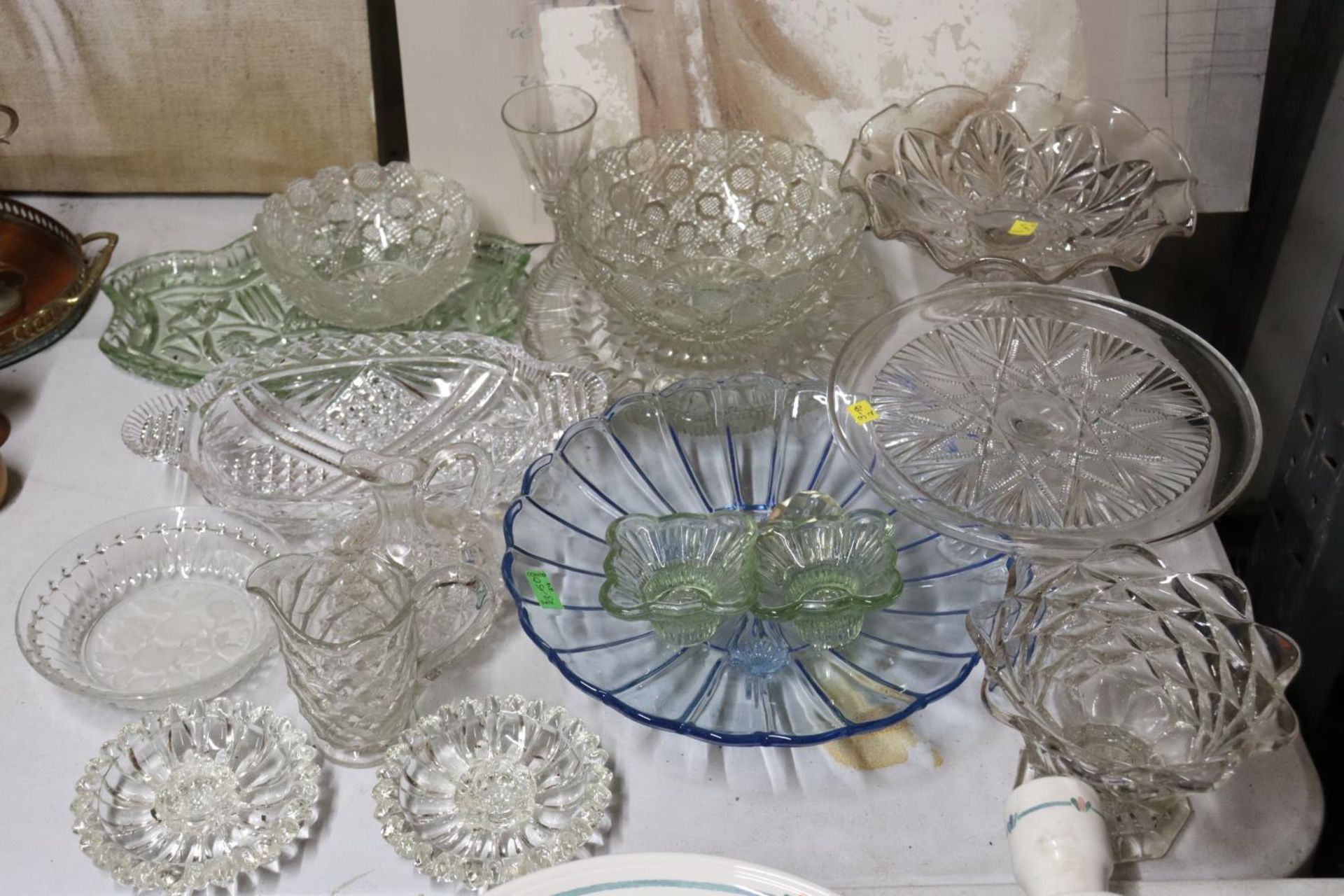 A LARGE QUANTITY OF GLASSWARE TO INCLUDE BOWLS, CAKE STANDS, JUGS, ETC - Image 6 of 6
