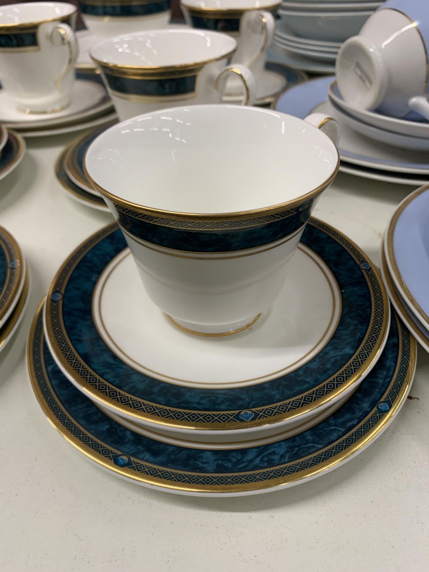 A QUANTITY OF ROYAL DOULTON TEAWARE TO INCLUDE 'CANTON', PLATES, A LARGE BOWL, PLANTER LIDDED - Image 2 of 7