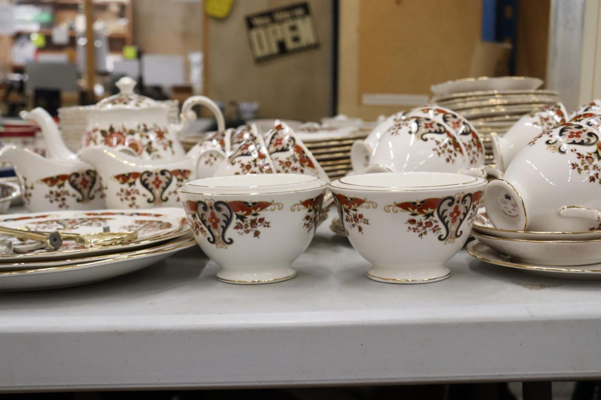 A COLCLOUGH "ROYALE" PART DINNER SERVICE TO INCLUDE A TEAPOT, TEACUPS, PLATES, DISHES, ETC., - Image 3 of 8