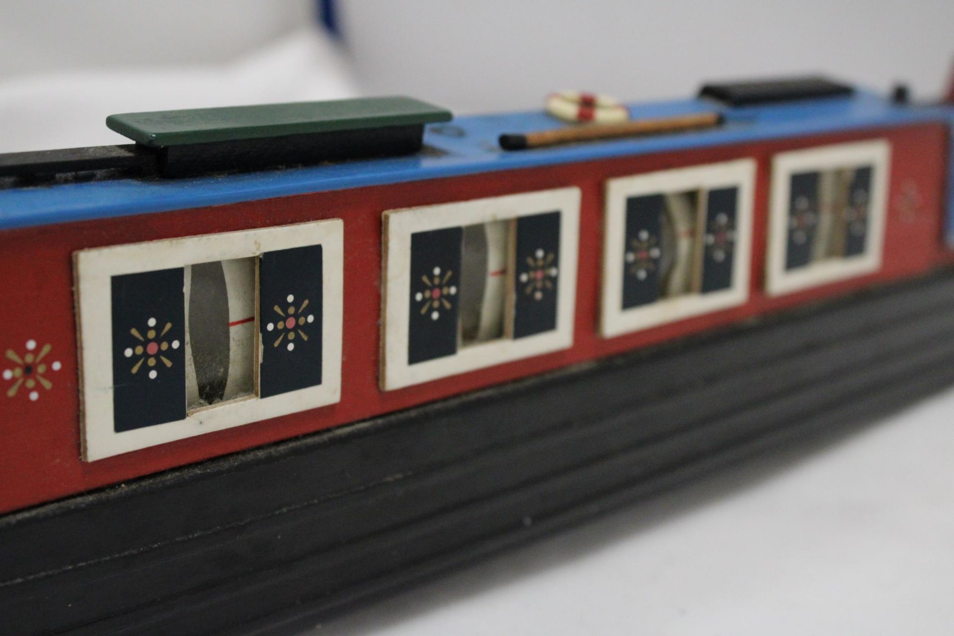 A HANDBUILT AND HANDPAINTED CANAL BARGE, LENGTH 53CM, HEIGHT 9CM - Image 6 of 6