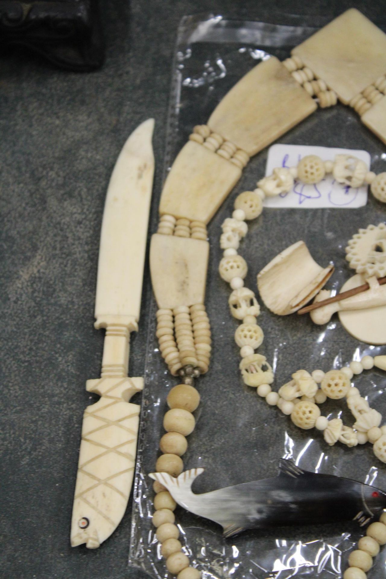 A COLLETION OF CARVED BONE ITEMS TO INCLUDE A SCENT BOTTLE, NECKLACES, ETC - Image 4 of 5