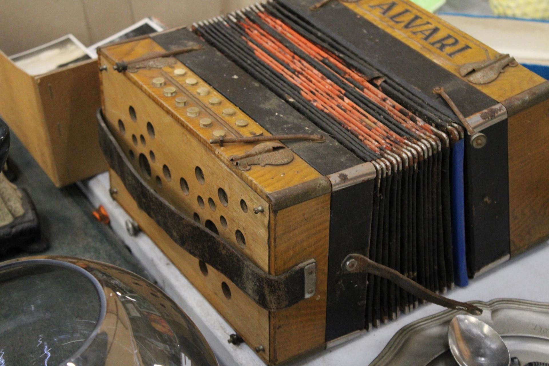 A VINTAGE ALVARI BUTTON ACCORDIAN - Image 3 of 5