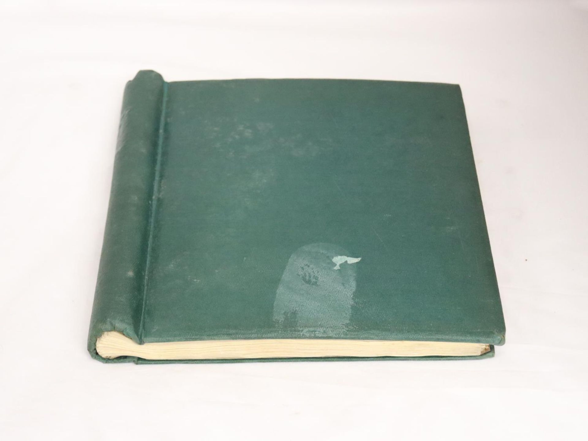 A GREEN LOOSE LEAF ALBUM HOUSING GB AND COMMONWEALTH STAMPS QV - GVI, NO QEII. GVI DEFINITIVE SETS - Image 4 of 5