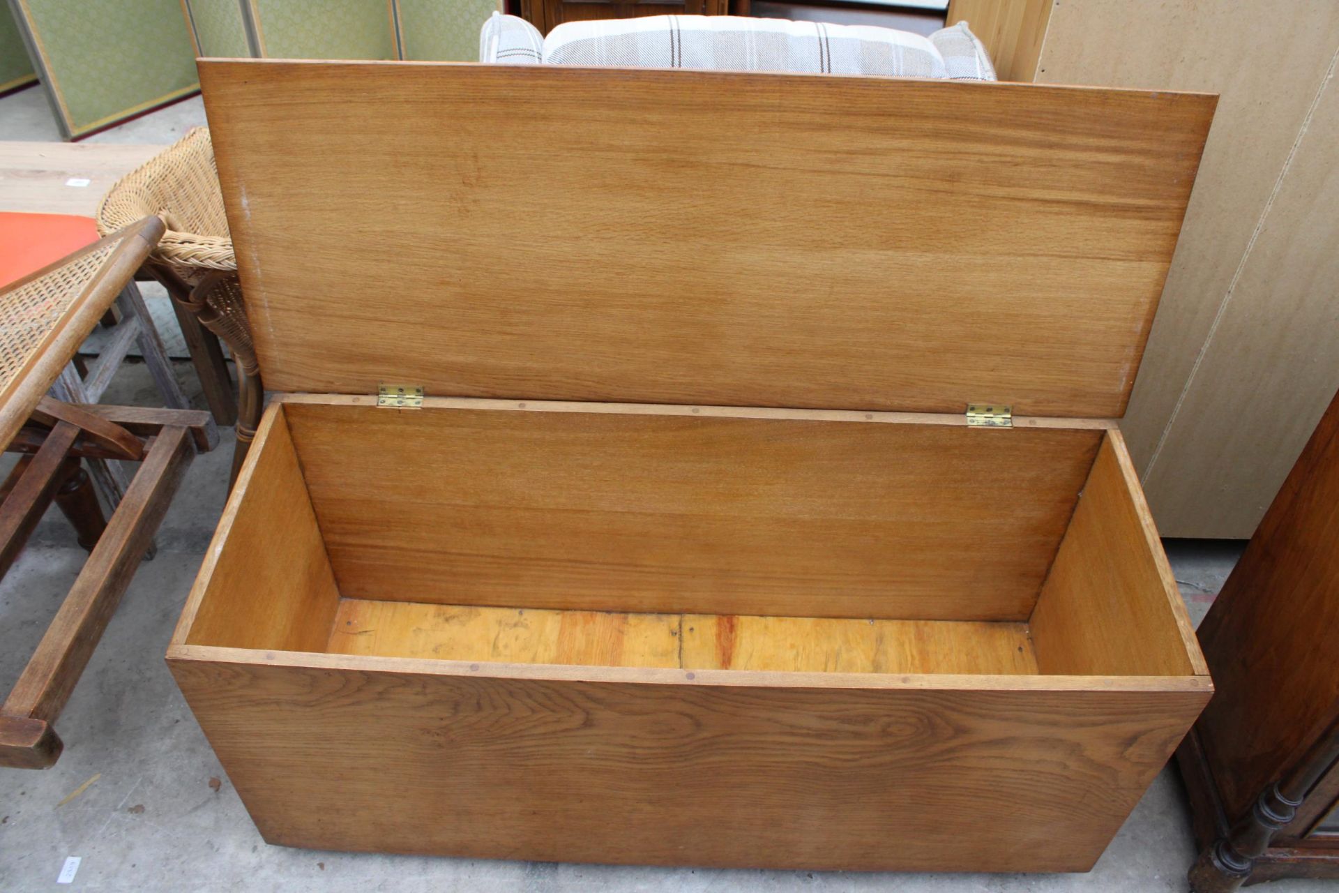 A MID 20TH CENTURY OAK BLANKET CHEST 48" WIDE - Image 2 of 4