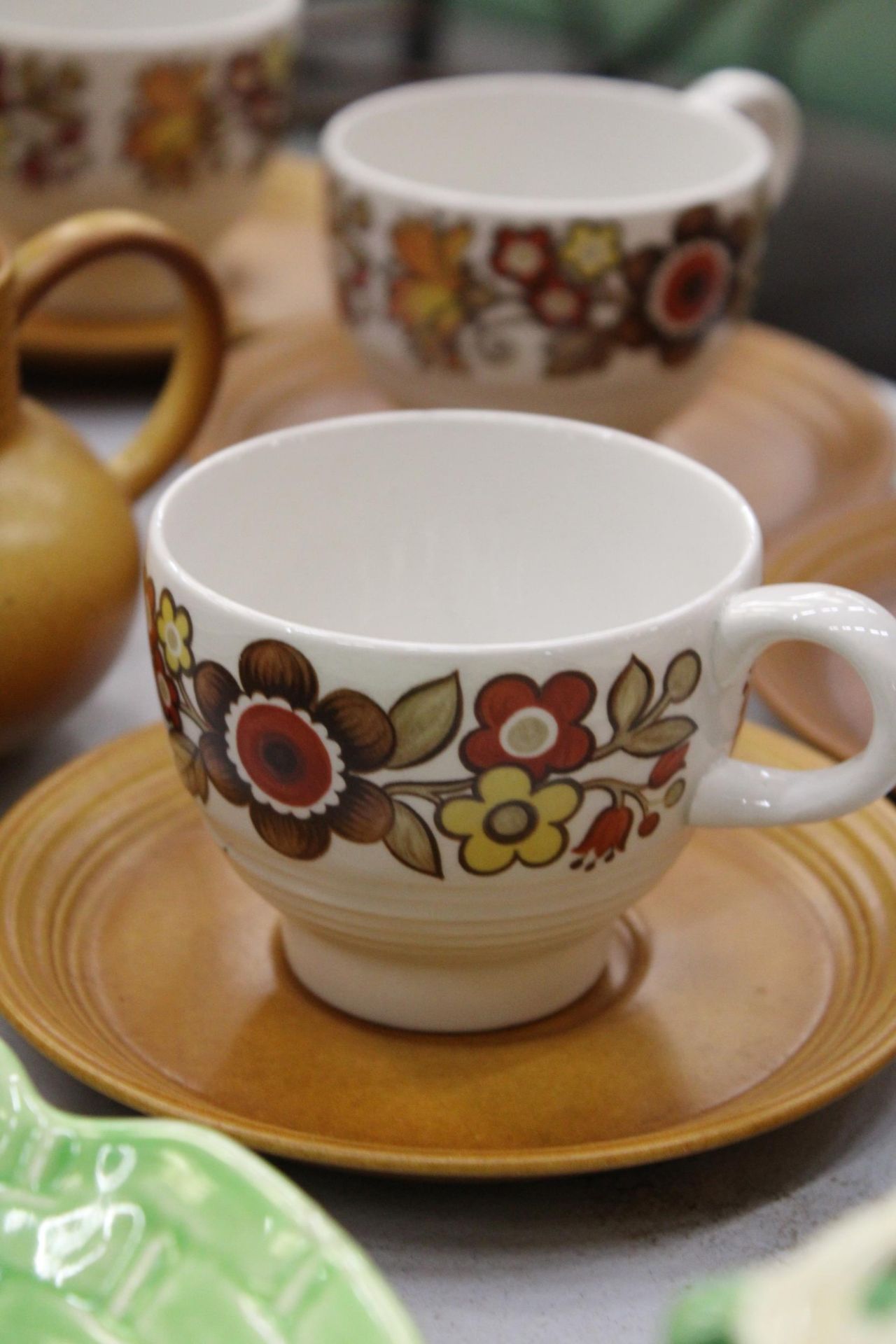 A RETRO 1960'S/70'S MYOTT PART COFFEE SET TO INCLUDE A COFFEE POT, CREAM JUG, CUPS AND SAUCERS - Bild 2 aus 5