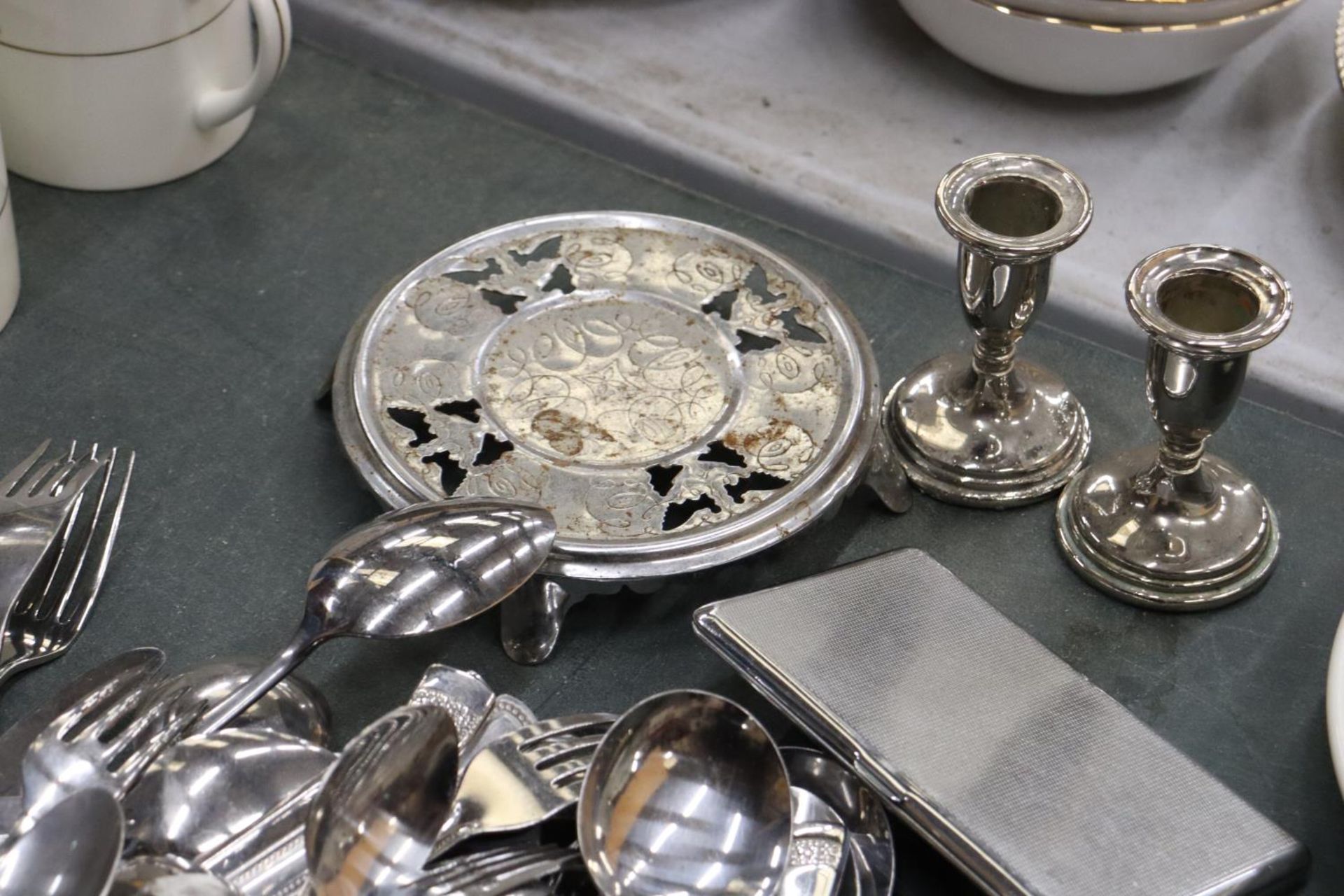 A LARGE QUANTITY OF FLATWARE TO INCLUDE CANDLESTICKS AND A CIGARETTE CASE - Image 5 of 6