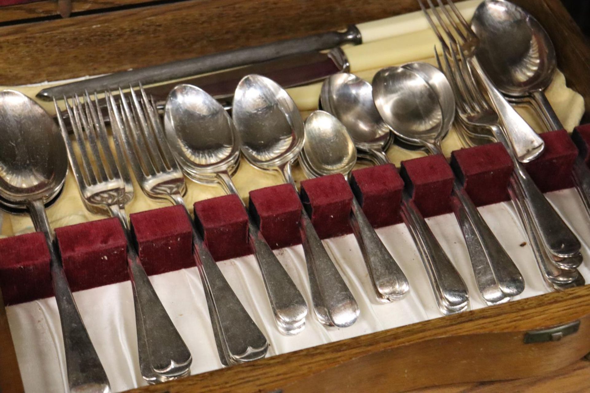 A PRIESTLEY AND MOORE, SHEFFIELD VINTAGE CANTEEN OF CUTLERY IN AN OAK ART DECO STYLE CASE - Image 3 of 3