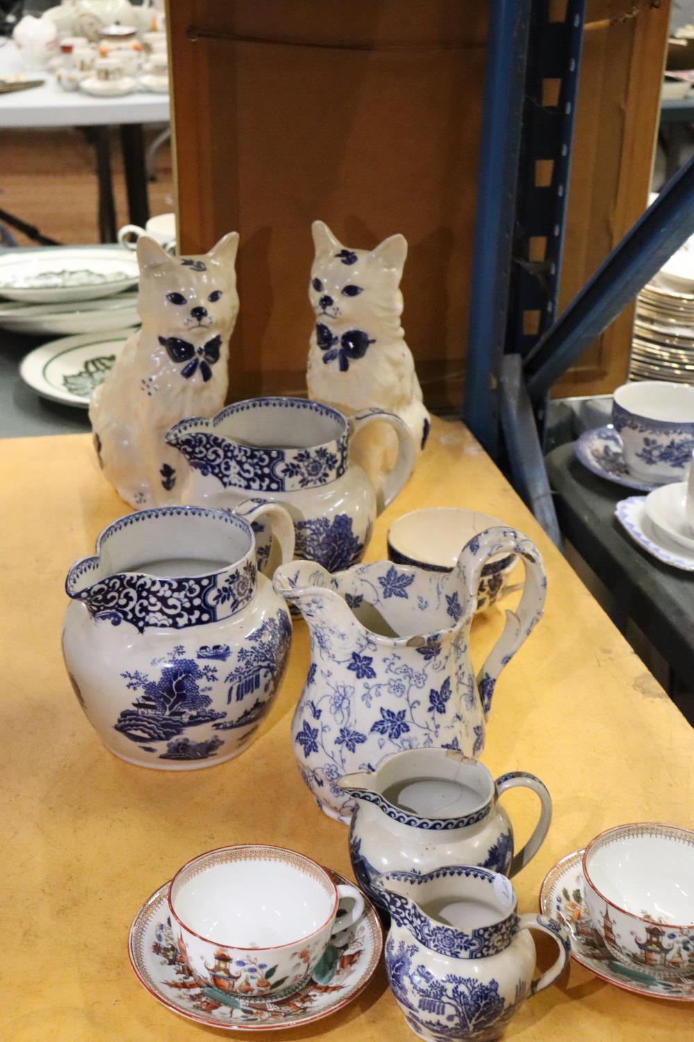 A QUANTITY OF CERAMICS TO INCLUDE TWO ORIENTAL CUPS AND SAUCERS, A PAIR OF BLUE AND WHITE FIRESIDE