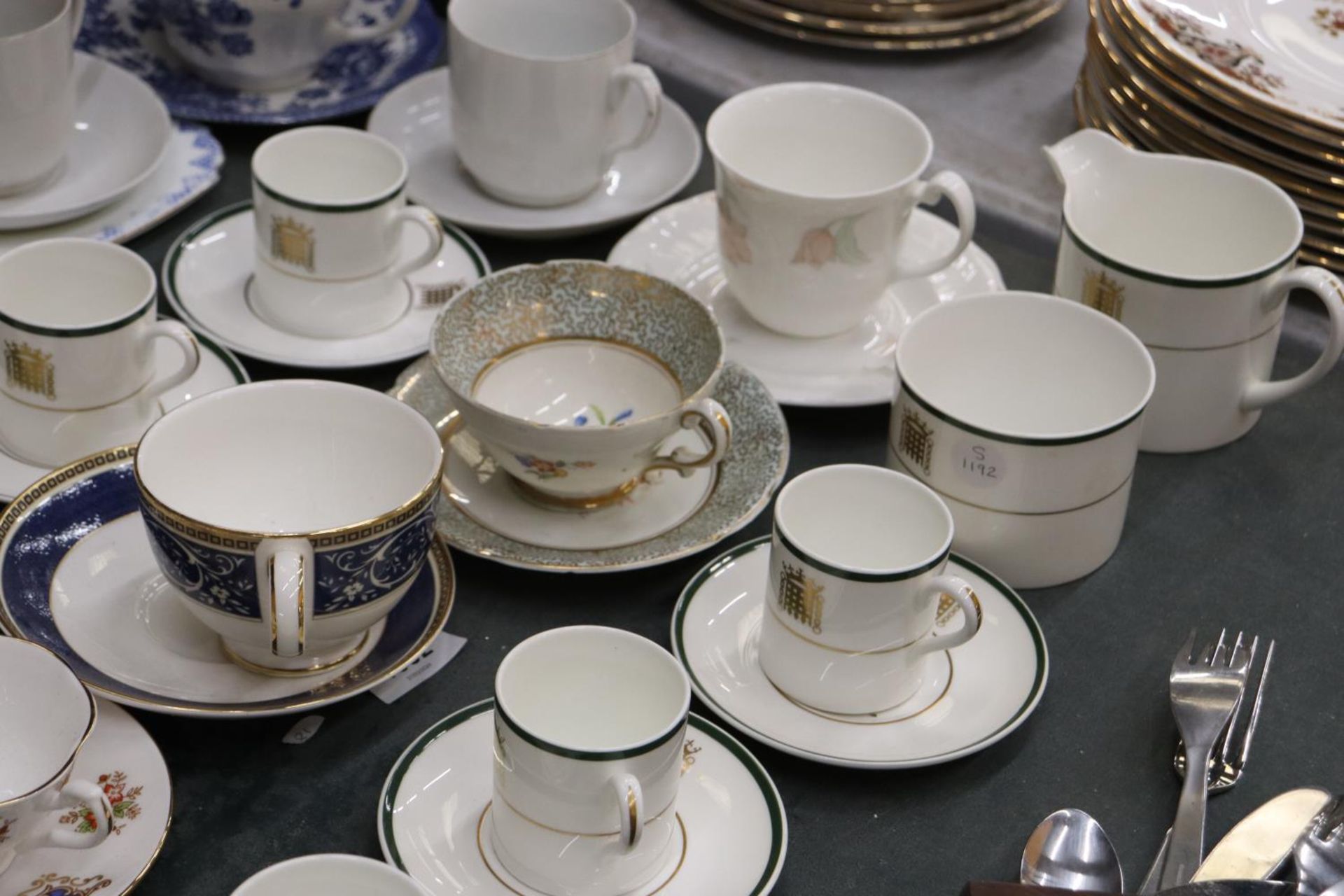A QUANTITY OF TEACUPS AND SAUCERS TO INCLUDE ROYAL DOULTON "FANTASIA", WEDGWOOD, ROYAL ADDERLEY, - Image 5 of 6
