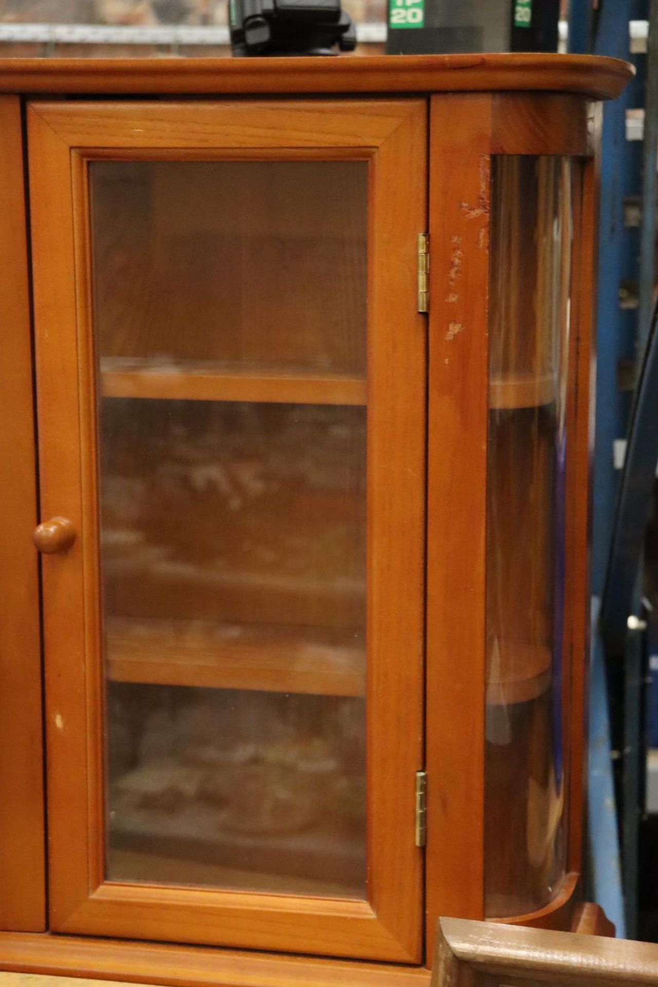 A DISPLAY CABINET WITH THREE SHELVES - Image 5 of 5