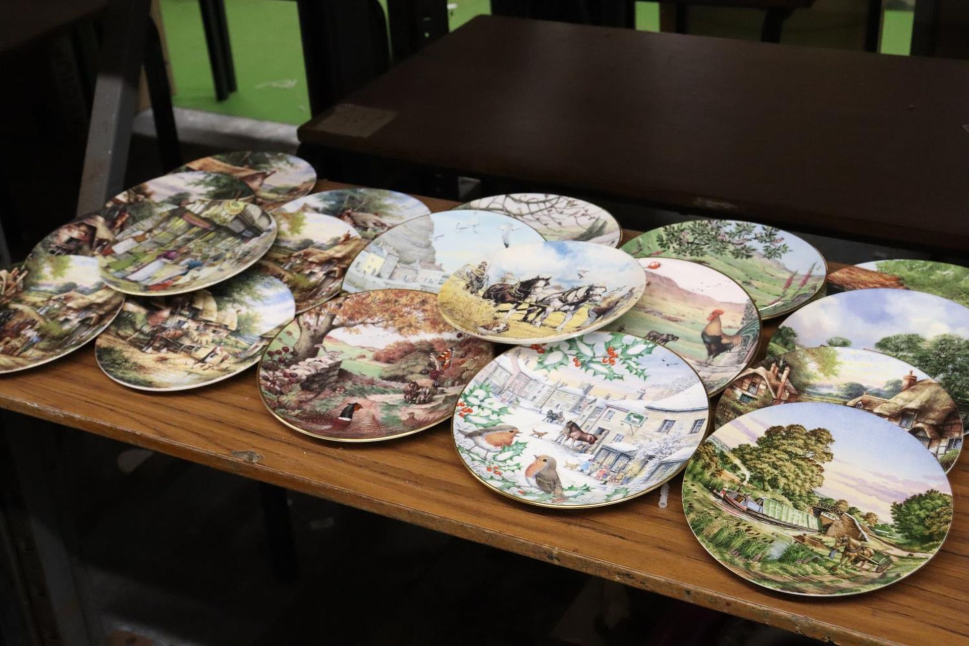 A LARGE COLLECTION OF CABINET PLATES