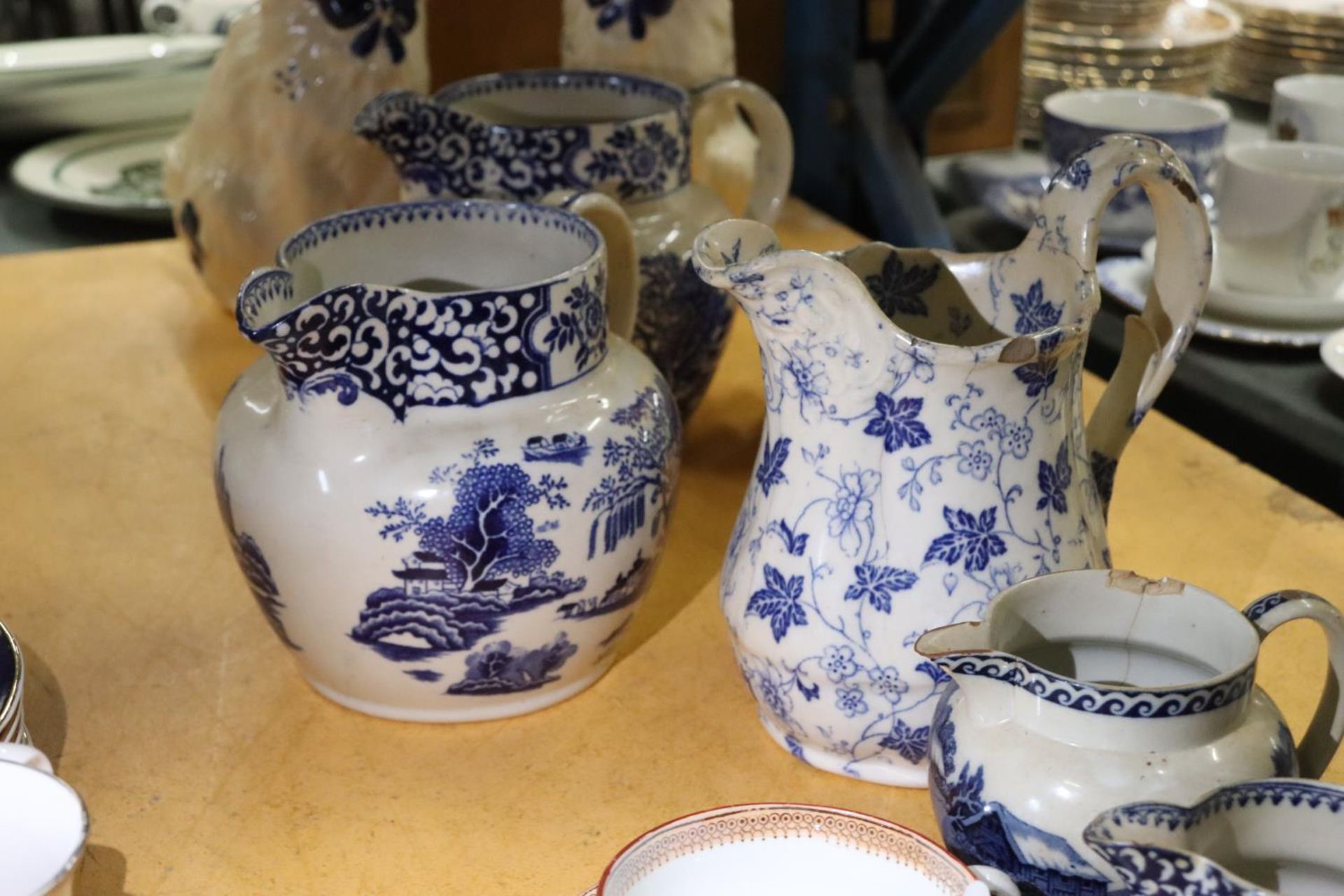 A QUANTITY OF CERAMICS TO INCLUDE TWO ORIENTAL CUPS AND SAUCERS, A PAIR OF BLUE AND WHITE FIRESIDE - Bild 3 aus 5