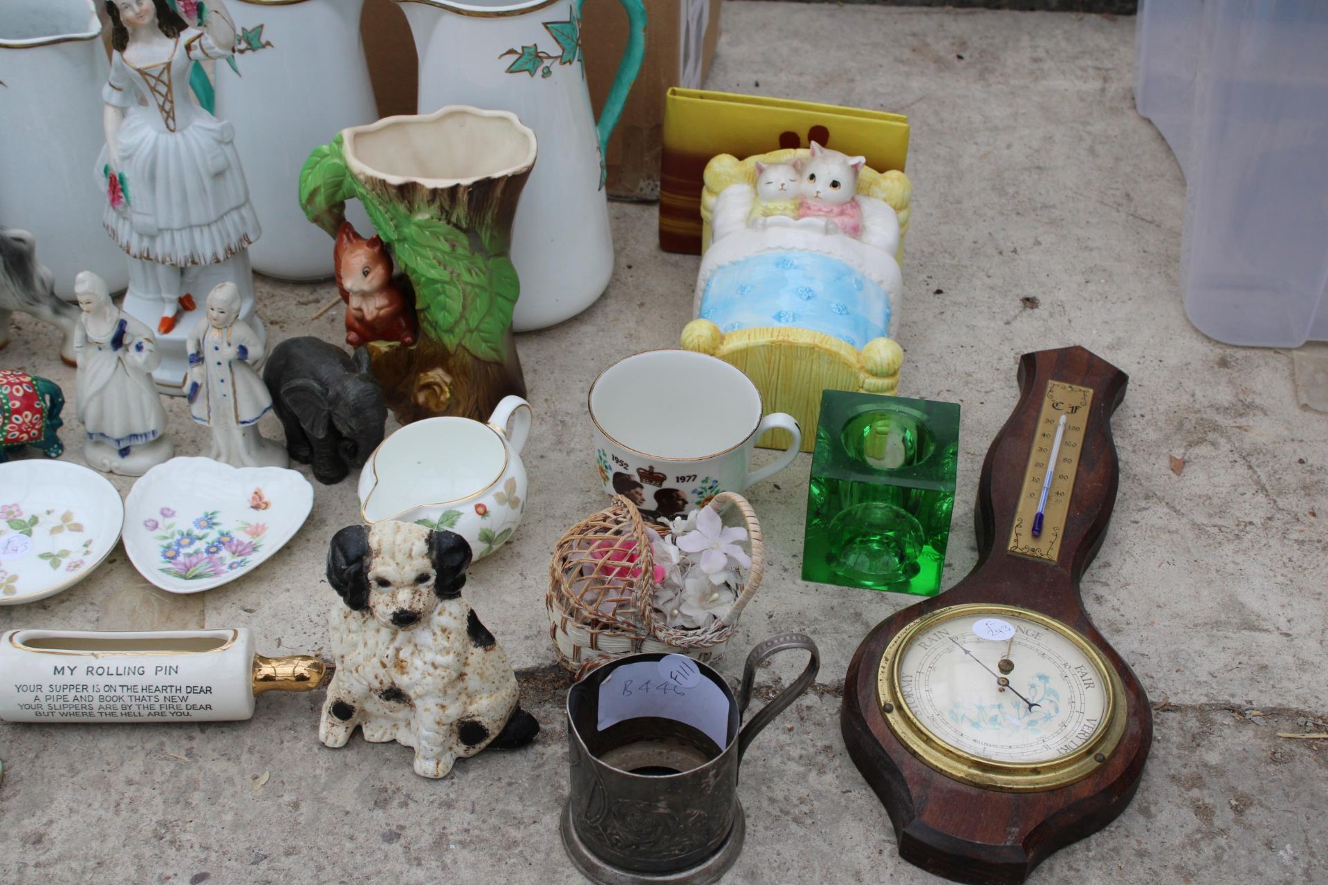 AN ASSORTMENT OF ITEMS TO INCLUDE CERAMIC JUGS, TRINKETS AND A BAROMETER ETC - Image 4 of 7