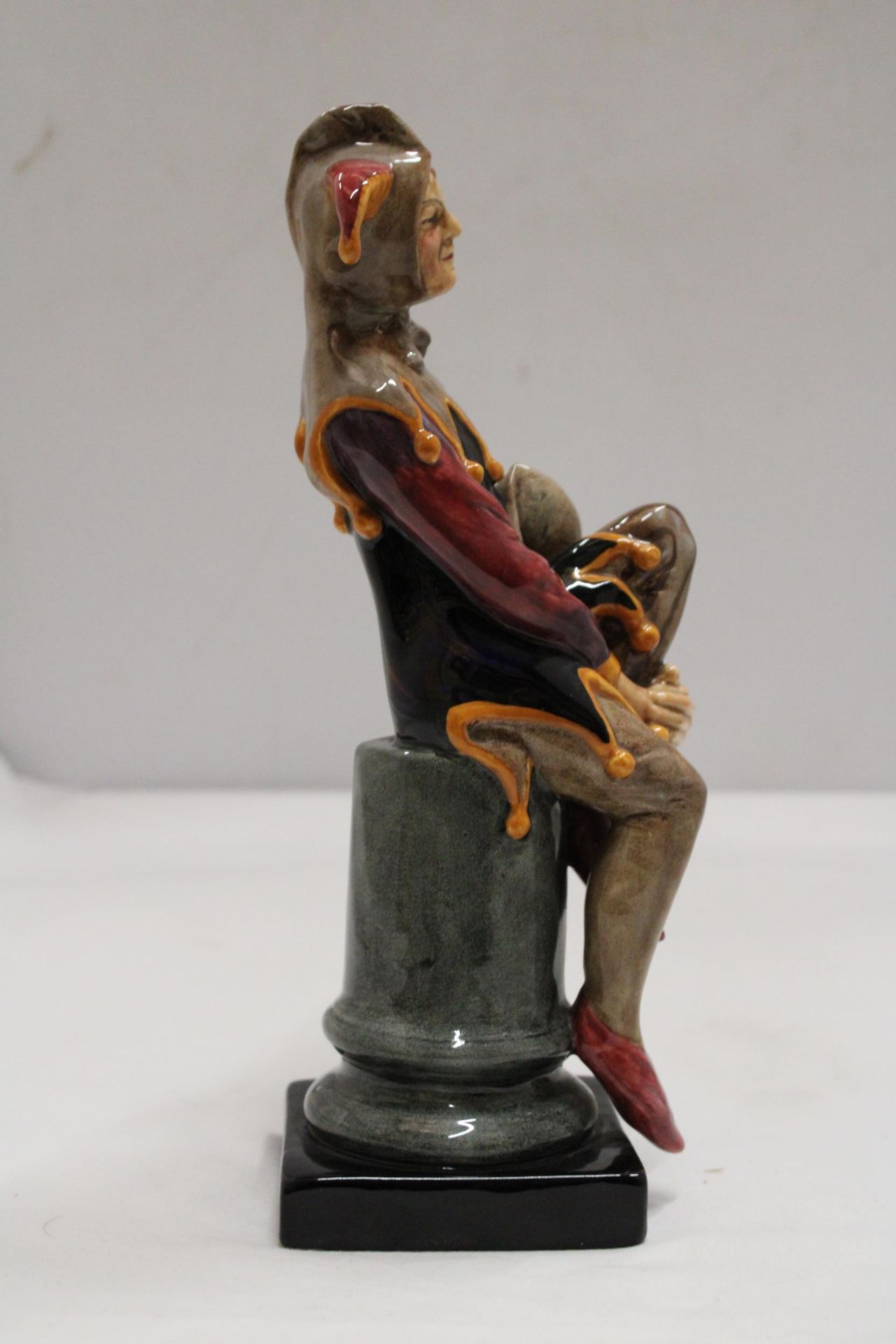 A ROYAL DOULTON FIGURE "THE JESTER" HN 2016 - Image 3 of 6