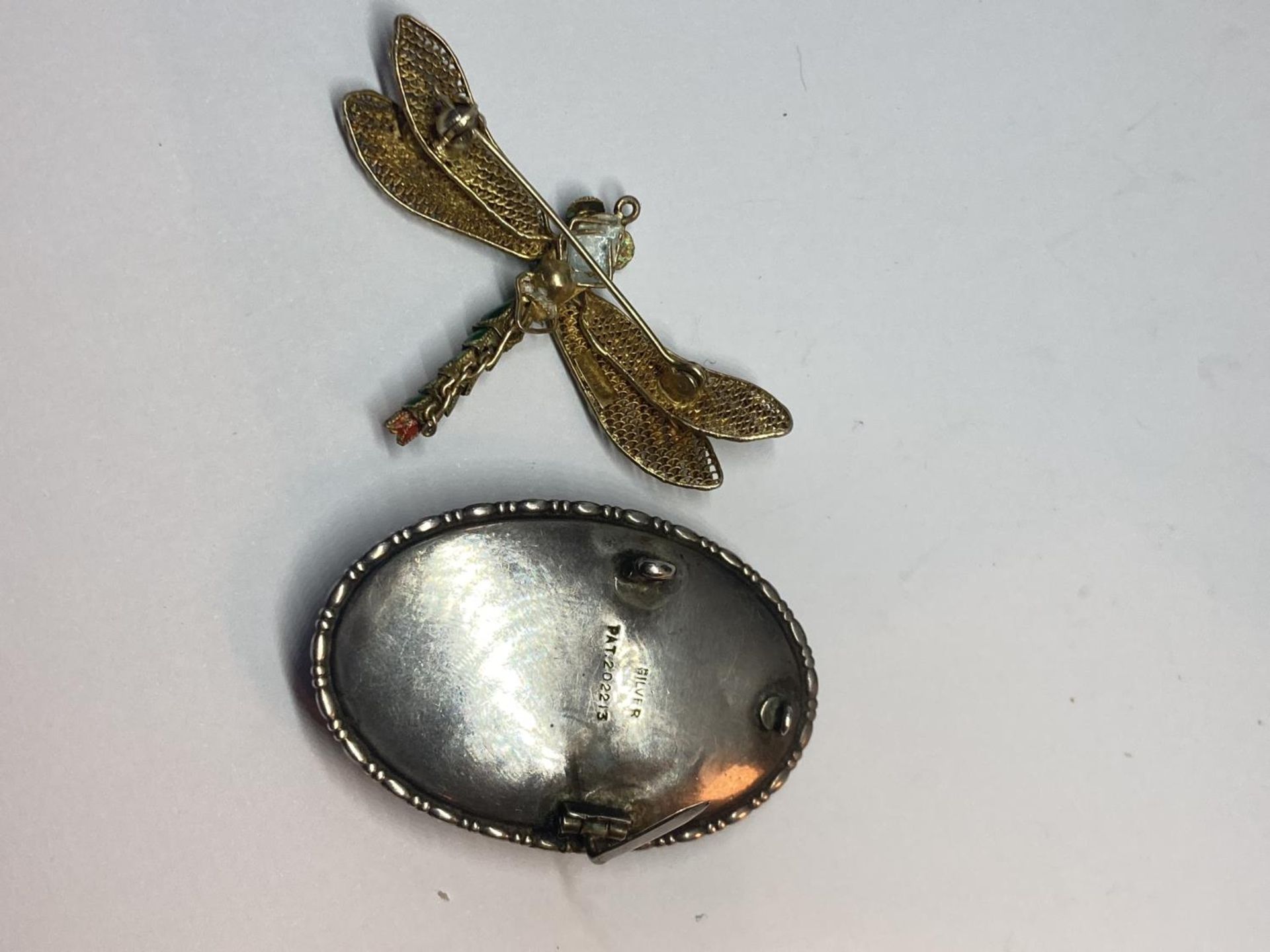 FOUR BROOCHES TO INCLUDE TWO SILVER AND A GOLD PLATED CAMEO - Image 5 of 5