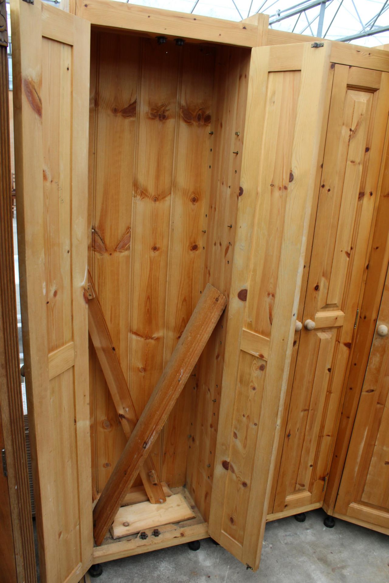 A MODERN PINE FIVE DOOR WARDROBE WITH CORNER RETURN - Bild 2 aus 3