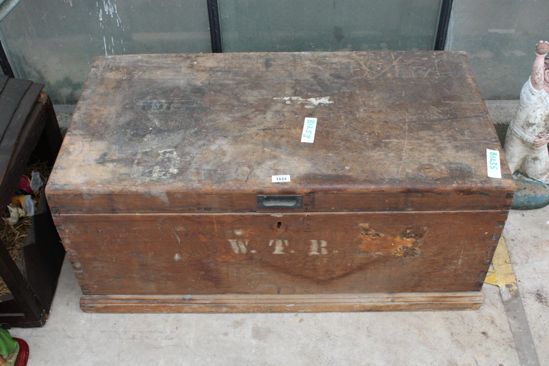 A VINTAGE PINE LIDDED TOOL CHEST