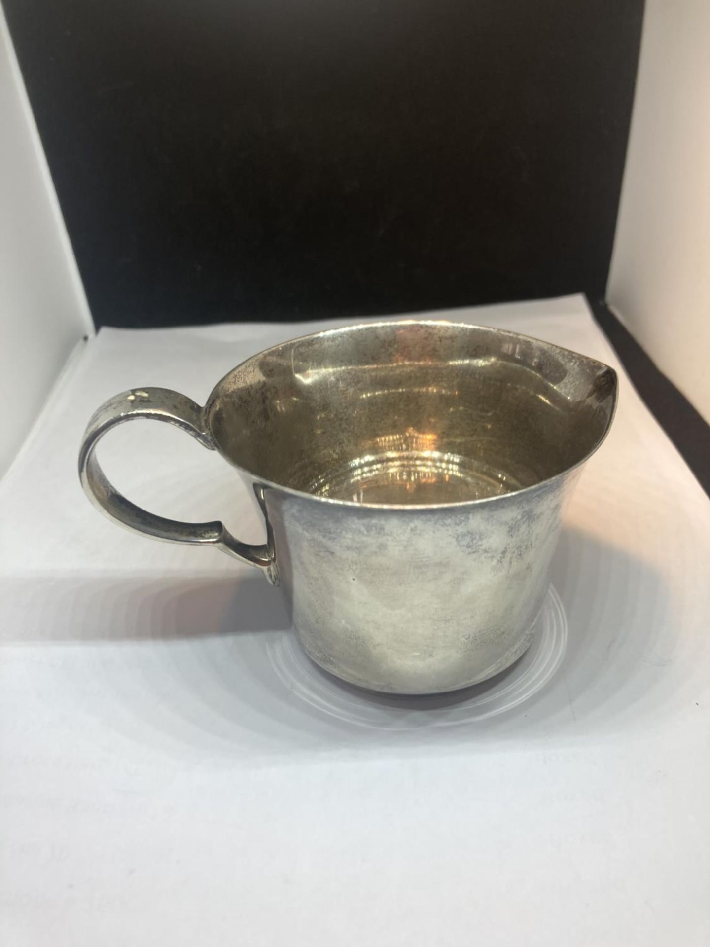 A HALLMARKED EDINBURGH SILVER HAMILTON AND INCHES JUG GROSS WEIGHT 128.7 GRAMS - Image 2 of 4