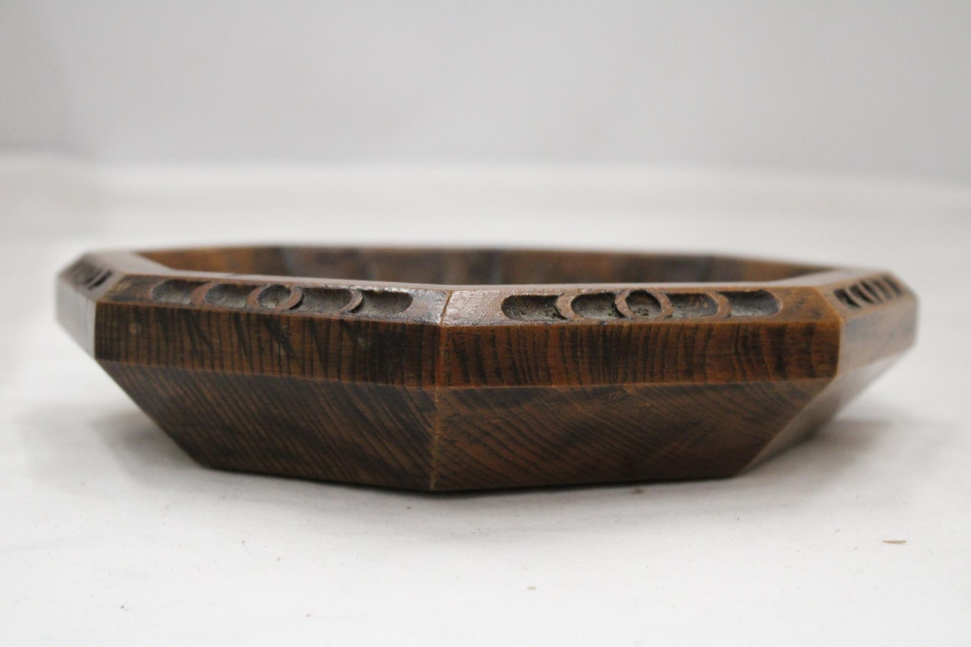 A VICTORIAN WOOD AND BRASS OCTAGONAL OFFERING PLATE, DIAMETER 20CM - Image 3 of 3