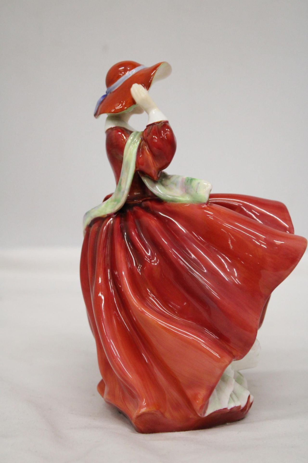 A ROYAL DOULTON FIGURE "TOP OF THE HILL" HN 1834 - Image 4 of 6