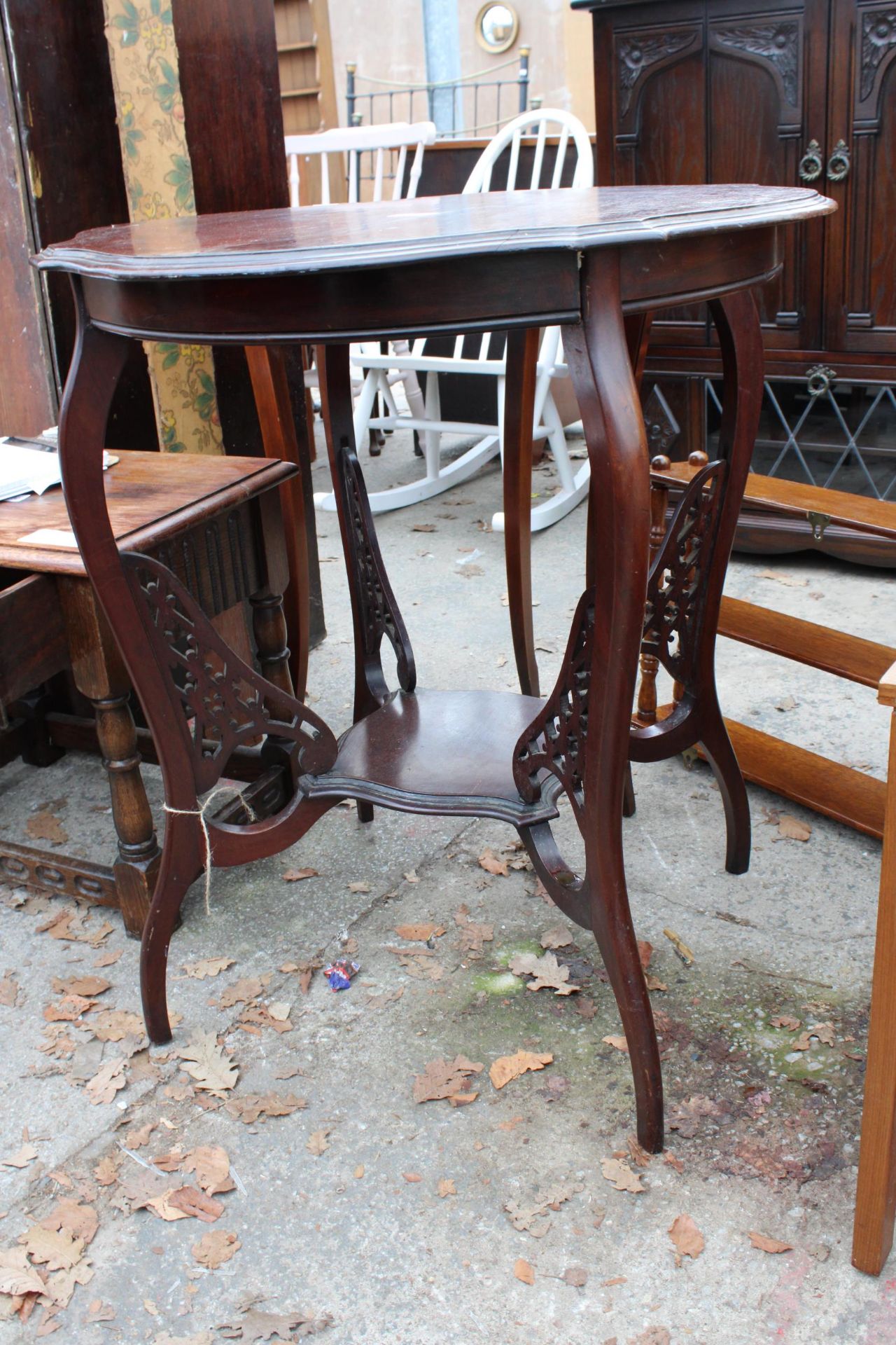 A LATE VICTORIAN MAHOGANY TWO TIER CENTRE TABLE 25" DIAMETER - Bild 2 aus 2