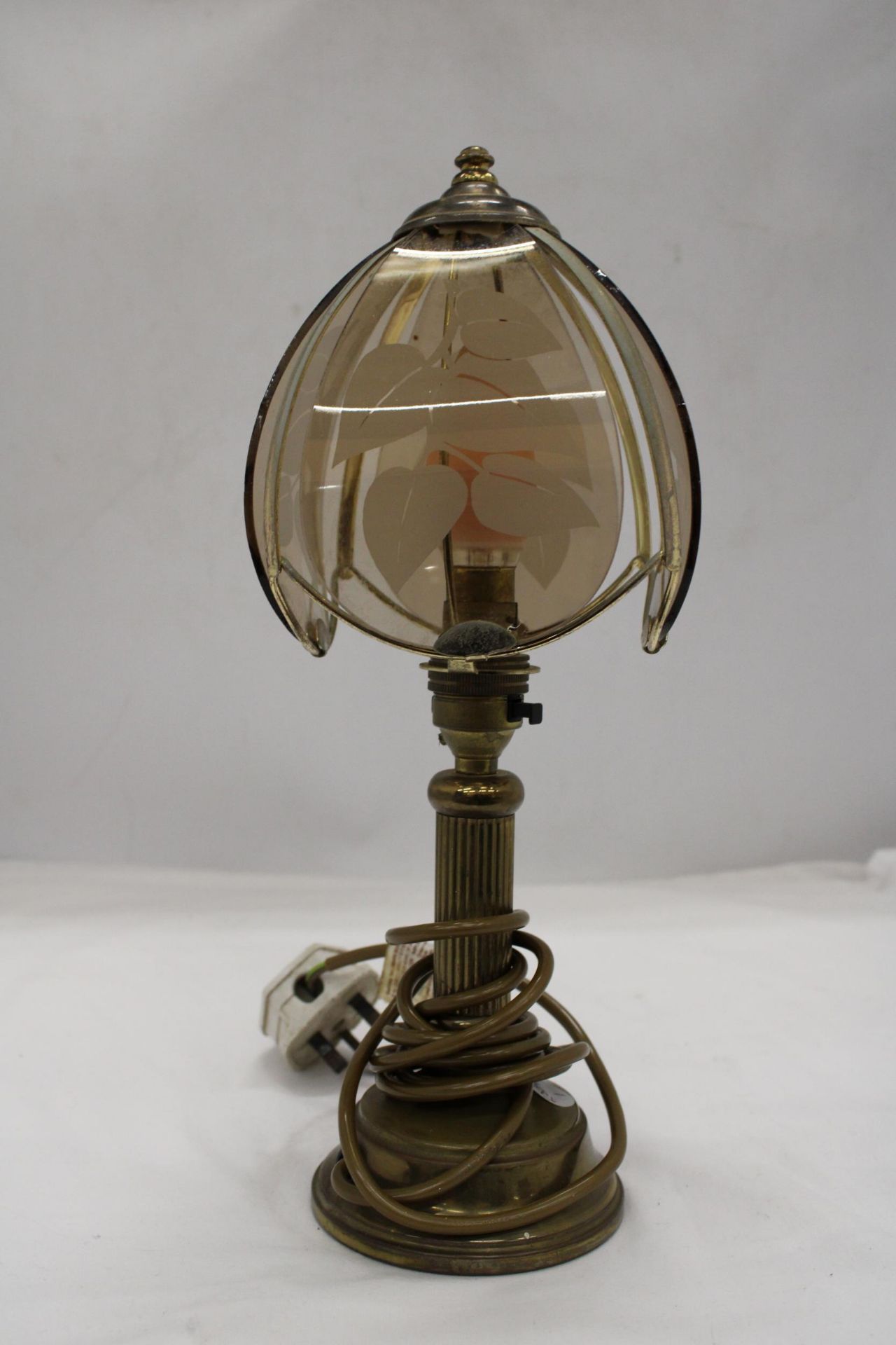 A VINTAGE STYLE, BRASS TABLE LAMP, WITH COLUMN BASE AND A GLASS SHADE, HEIGHT 36CM - Image 3 of 5