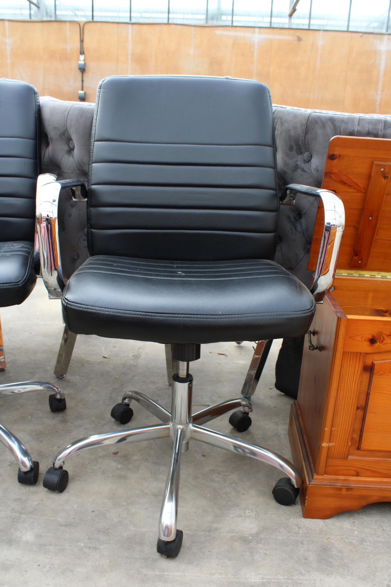 A PAIR OF COSTCO SWIVEL DESK CHAIRS WITH POLISHED CHROME ARMS AND BASES - Bild 3 aus 3