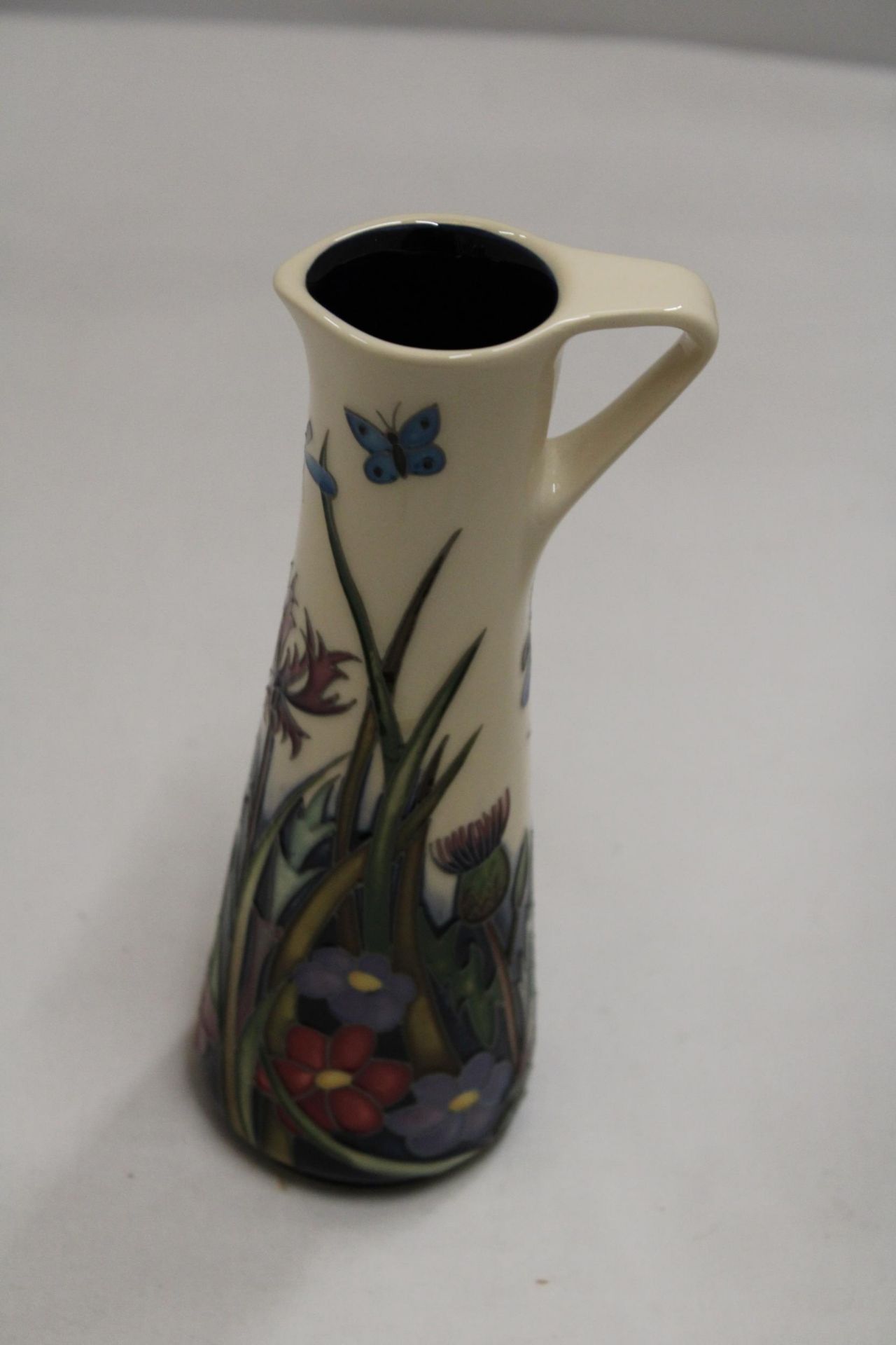 A MOORCROFT POTTERY JUG - SIGNED - 18.5 CM