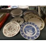 A MIXED LOT OF PLATES TO INCLUDE DELFTWARE WITH A FURTHER TWO BOWLS STAMPED F.C.EMERY AND SONS LTD