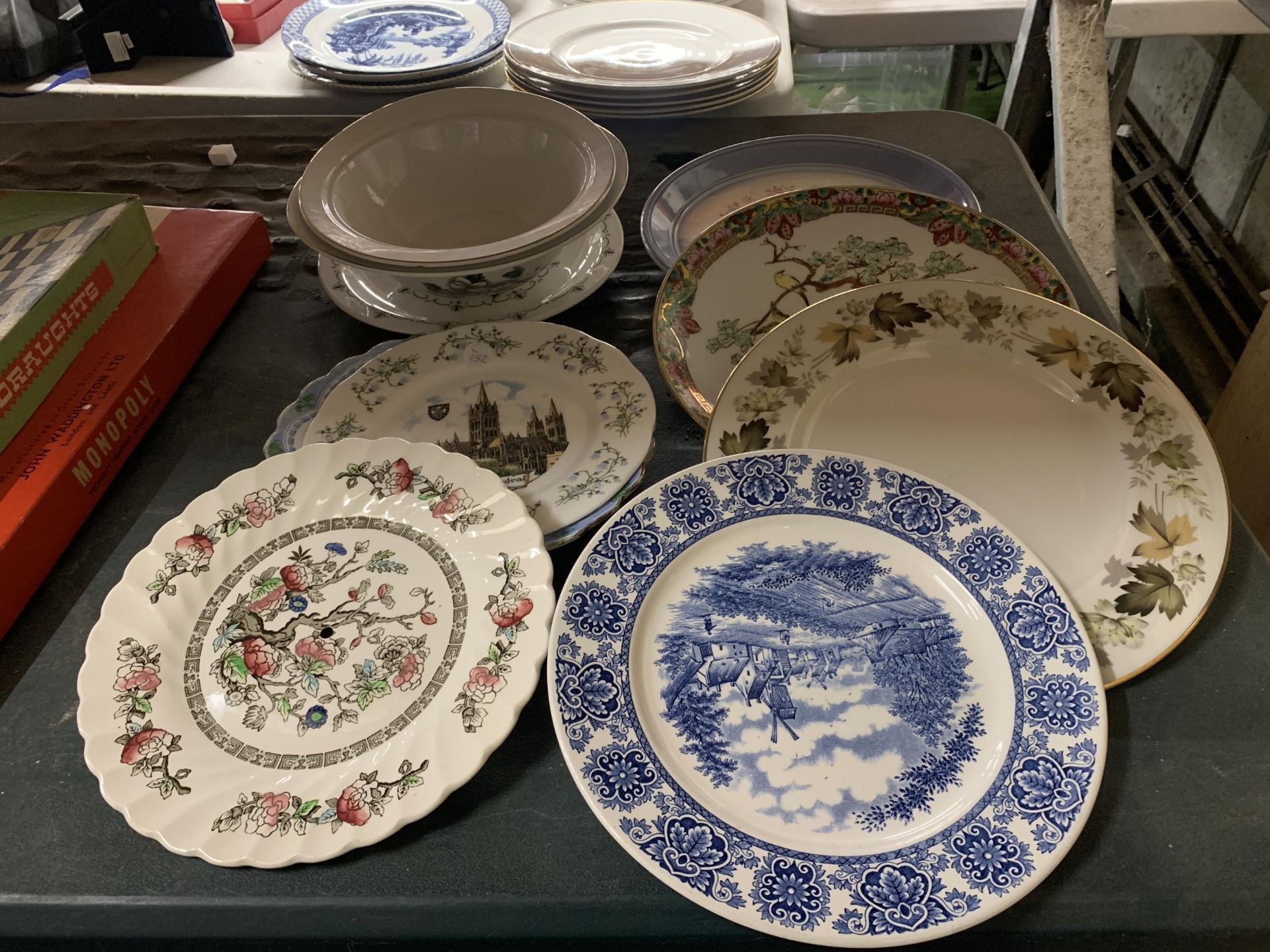 A MIXED LOT OF PLATES TO INCLUDE DELFTWARE WITH A FURTHER TWO BOWLS STAMPED F.C.EMERY AND SONS LTD