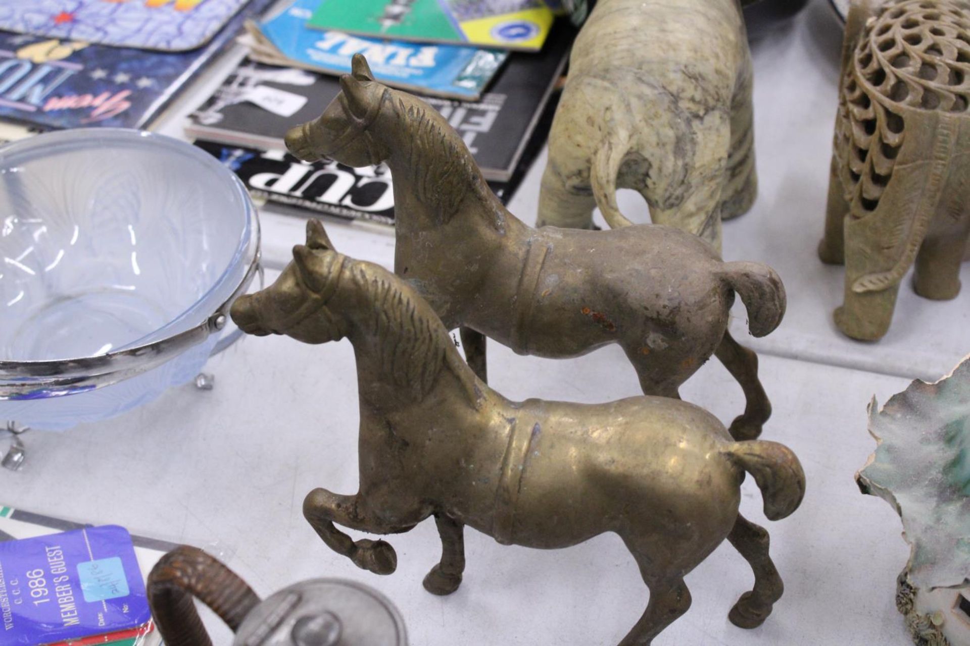 A PAIR OF LARGE VINTAGE BRASS TROTTING HORSES, HEIGHT 21CM, LENGTH 22CM - Image 3 of 3