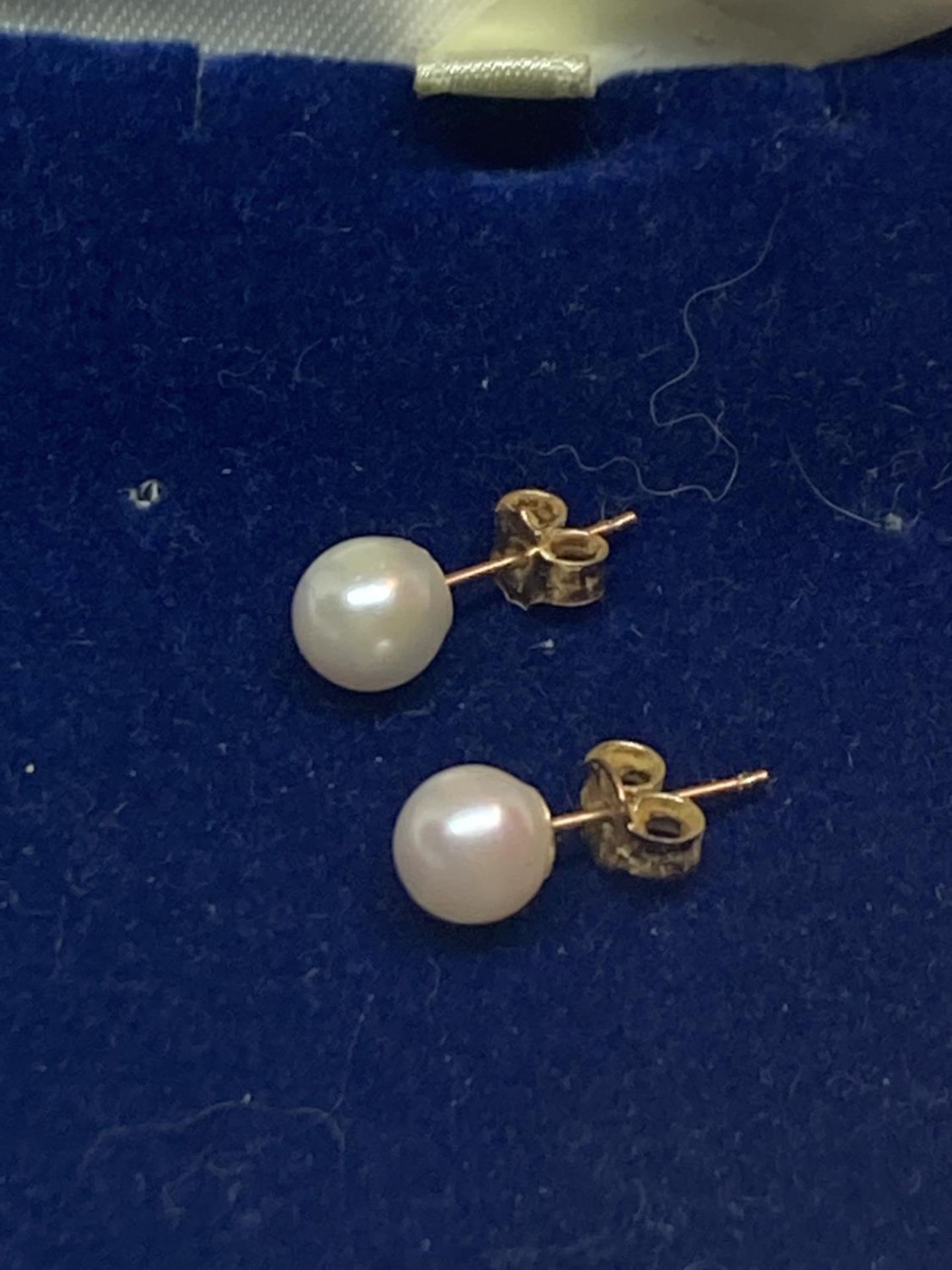 A PAIR OF 9 CARAT GOLD ANDPEARL EARRINGS IN A PRESENTATION BOX