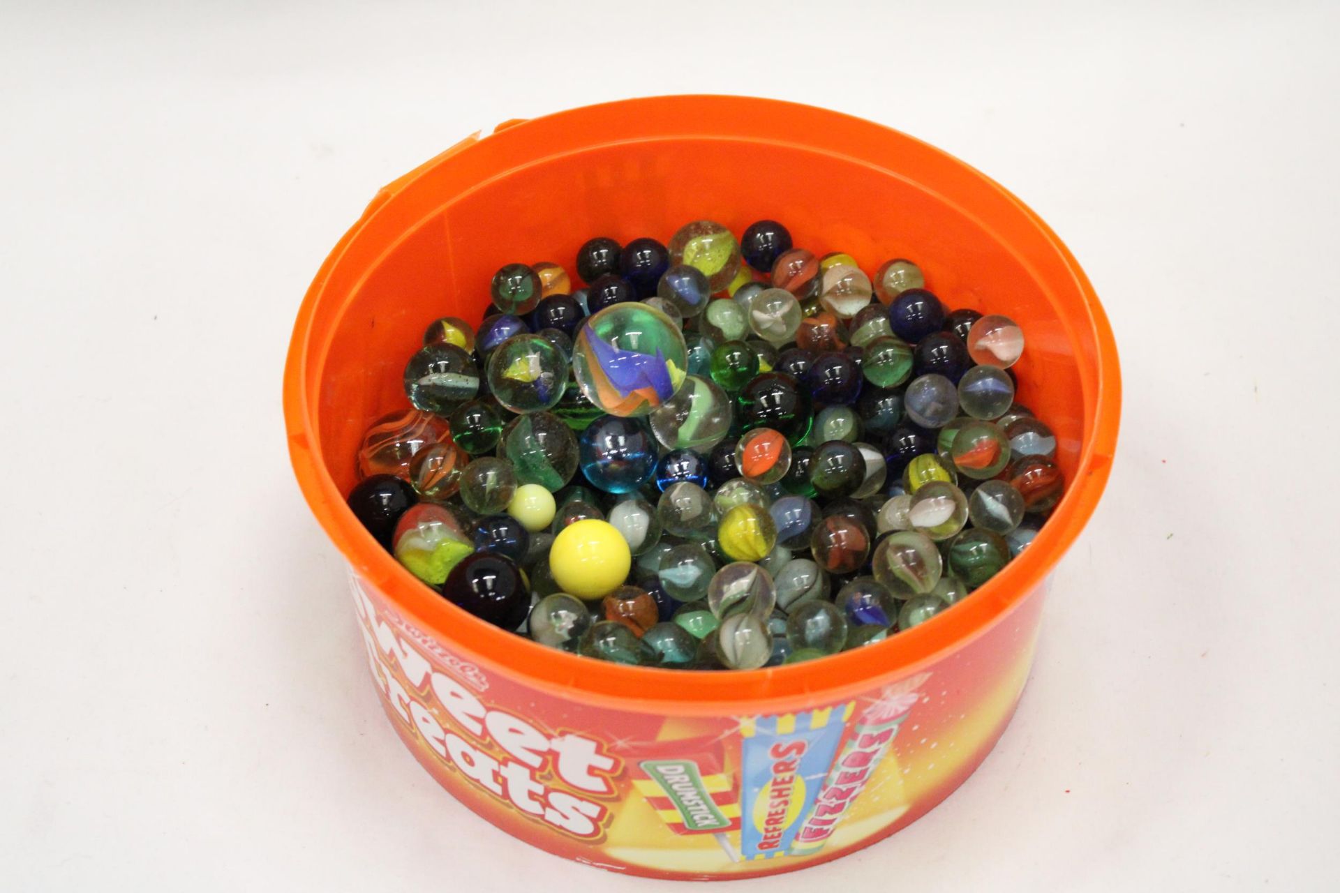 A LARGE COLLECTION OF VINTAGE MARBLES