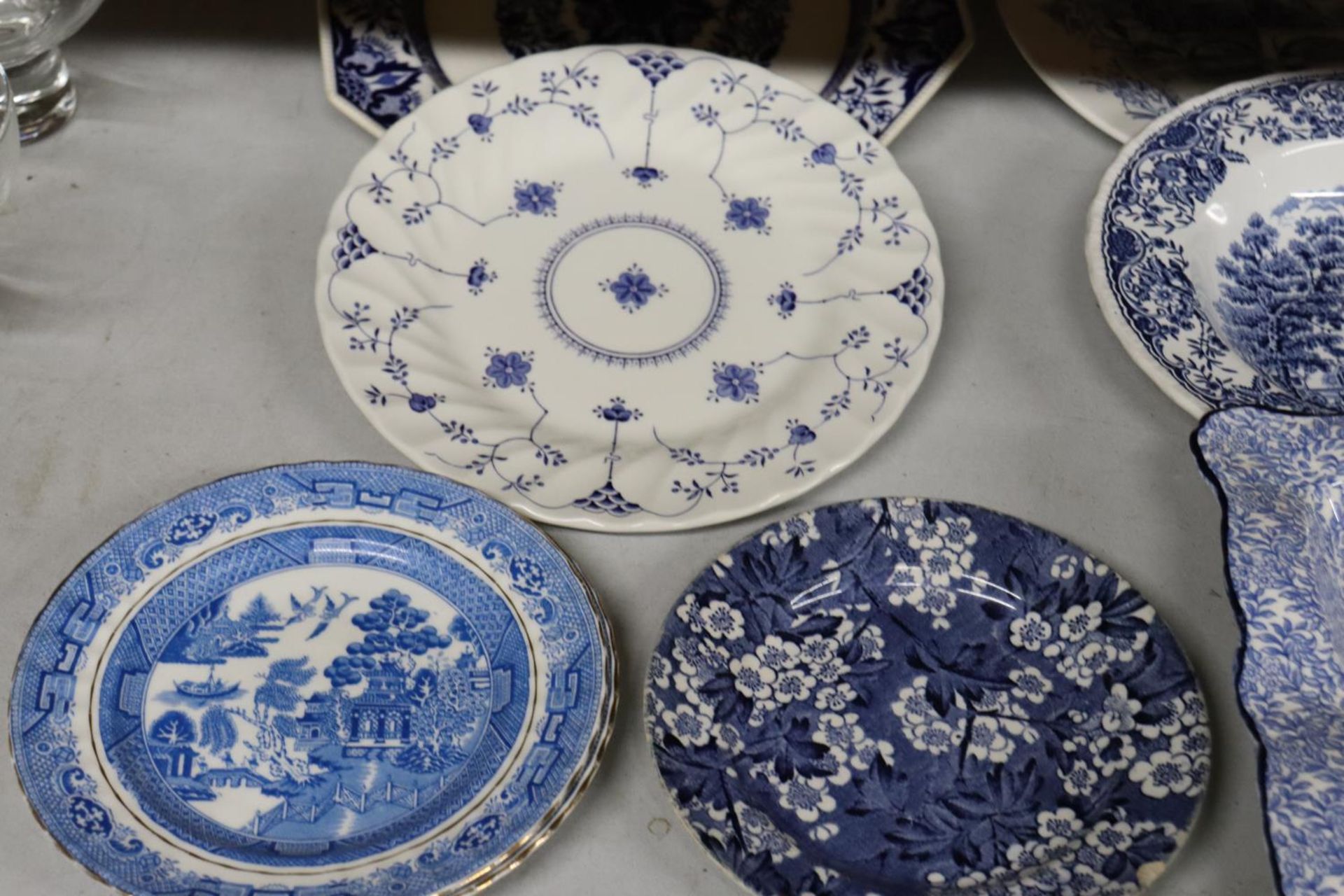 A QUANTITY OF COLLECTOR'S PLATES AND SHALLOW BOWLS TO INCLUDE FENTON CHINA, MYOTT FINLANDIA, ROYAL - Image 5 of 5