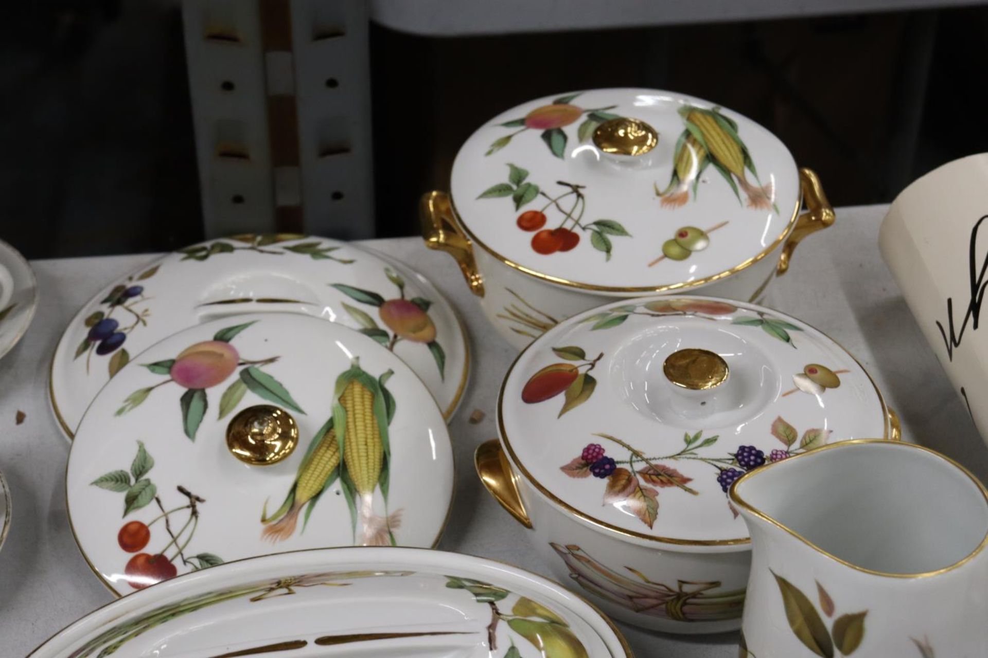 A QUANTITY OF ROYAL WORCESTER EVESHAM TO INCLUDE LIDDED TUREENS, OVAL SERVING BOWL WITH LID, SOUP - Image 5 of 6