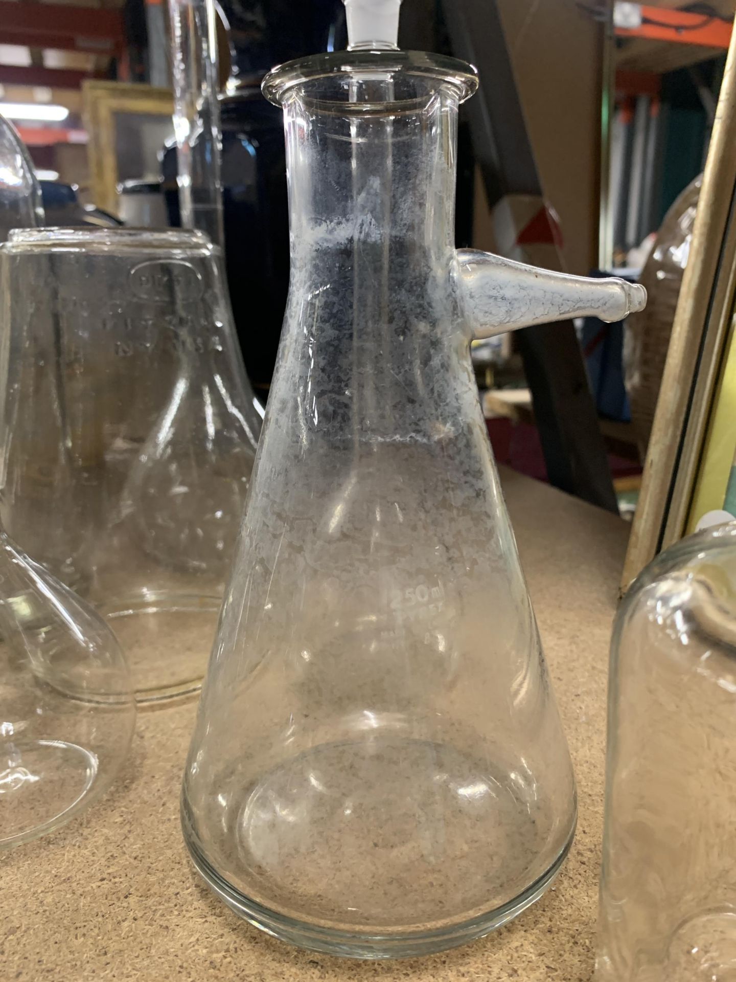A MIXED LOT OF GLASS LABORATORY BOTTLES - Image 3 of 4