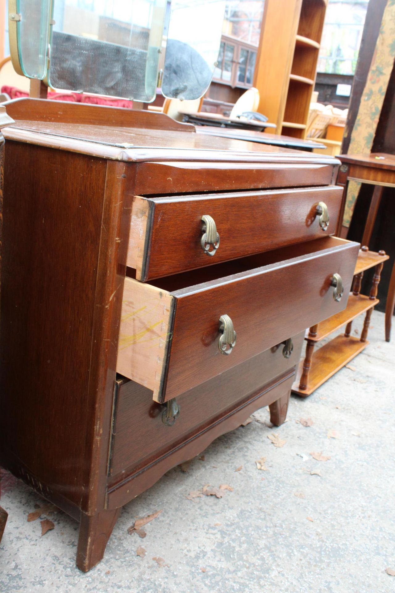 A MID 20TH CENTURY LEBUS DRESSING CHEST WITH TRIPLE MIRROR AND THREE DRAWERS, 30" WIDE - Bild 2 aus 4