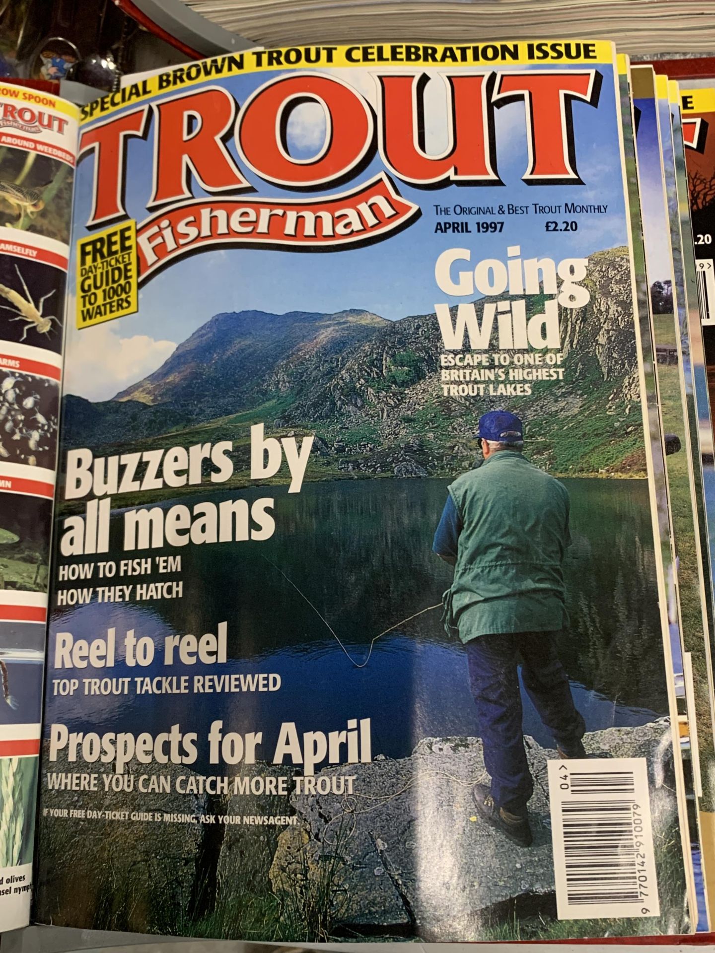 A LARGE COLLECTION OF FISHING MAGAZINES TO INCLUDE "TROUT FISHERMAN" AND "FLY FISHING AND FLY TYING" - Bild 2 aus 6