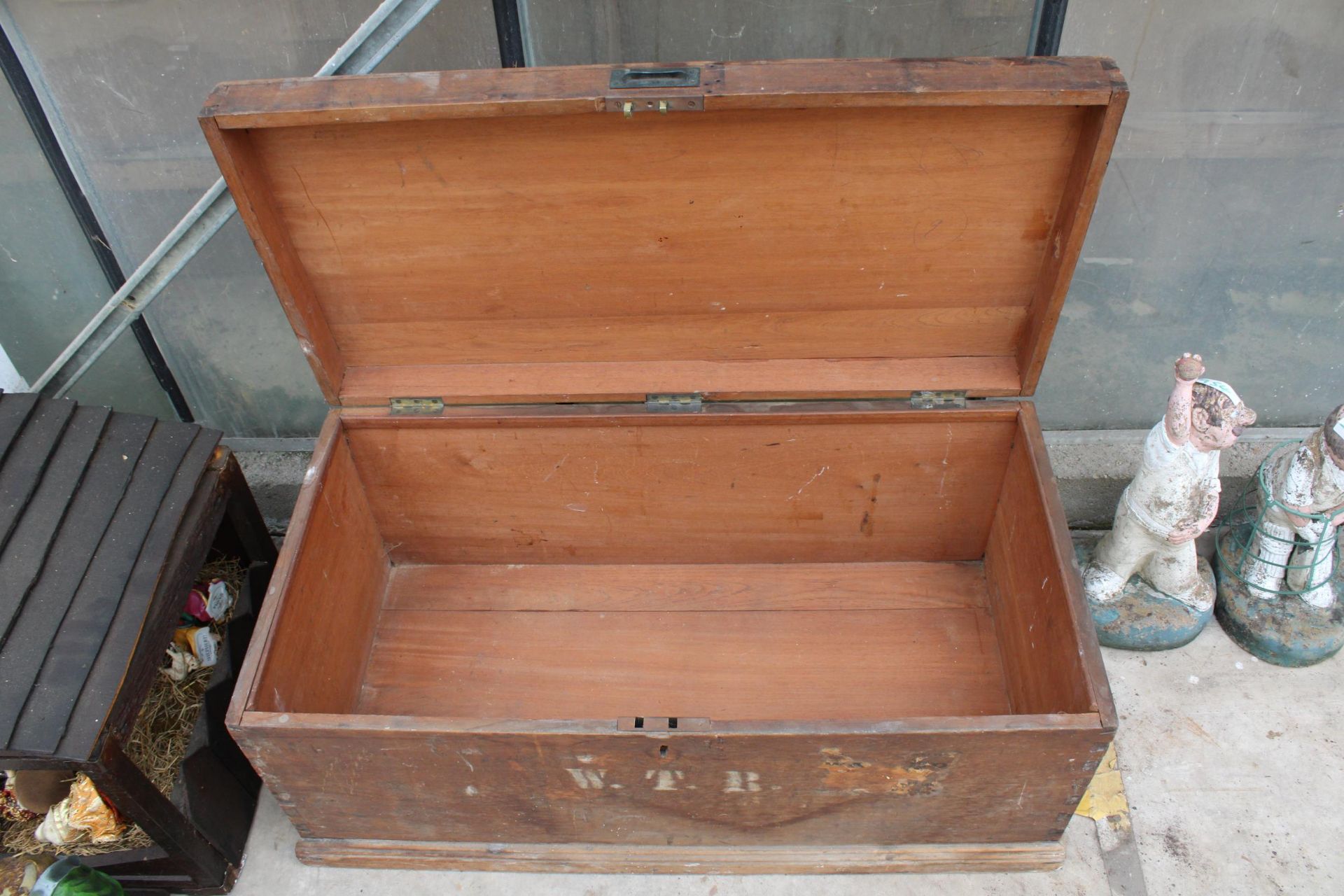 A VINTAGE PINE LIDDED TOOL CHEST - Image 3 of 3