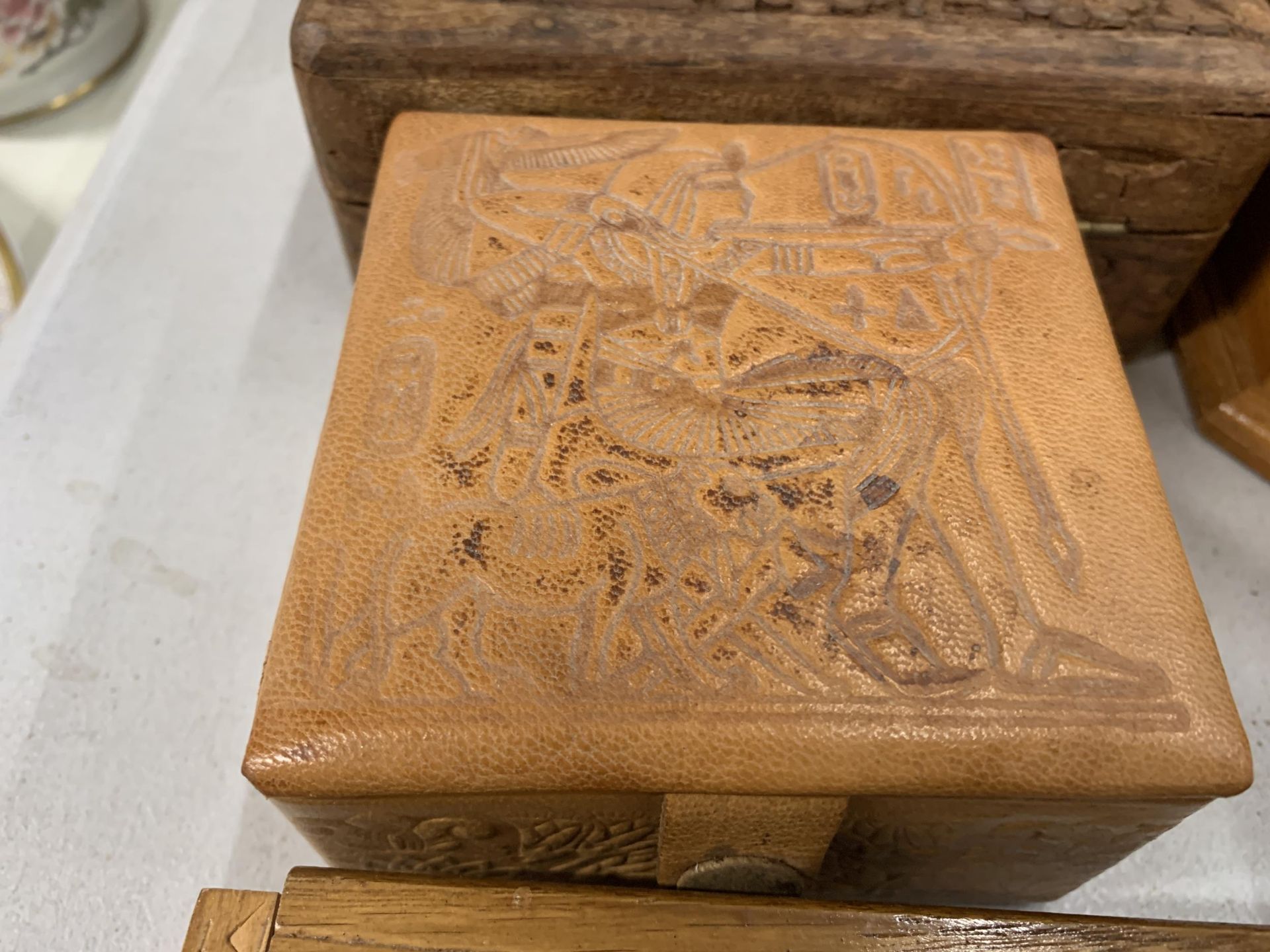 TEN VARIOUS BOXES TO INCLUDE JEWELLERY, WINE, CARVED ETC - Image 4 of 5