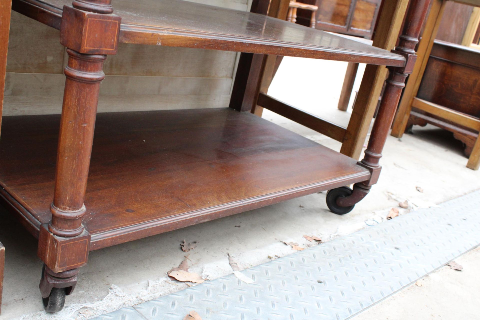 AN EDWARDIAN MAHOGANY INLAID AND CROSSBANDED THREE TIER TROLLEY WITH SINGLE DRAWER - Image 4 of 4
