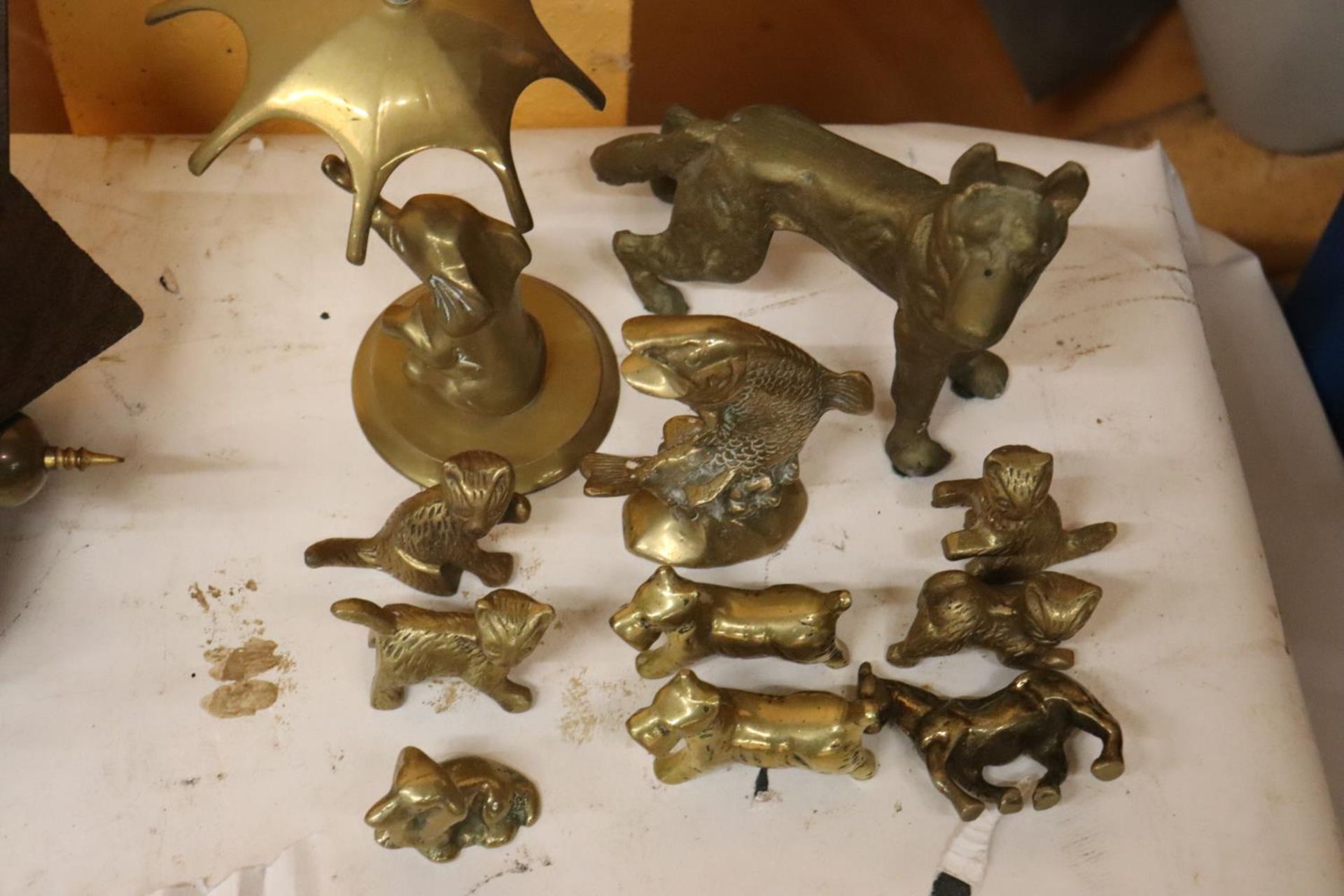 A QUANTITY OF BRASSWARE ANIMALS TO INCLUDE A FISH, ELEPHANT, DOG, ETC - Image 4 of 4